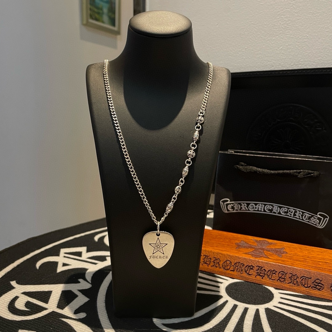 NO:109178,New models [Counter Quality] Chrome Hearts Croxin side-body flower ball necklace Heart-shaped five-star flower pendant Different pattern design styles present unique cross Scout flowers are Croxin's ambitions, so they last longer. Genuine version Chrome Hearts Croxin is different from the market ordinary light version, match the quality of the version, look at the details of the letter printing, retro old gray oxygen level. Seiko version!  !  !  Pure handmade ~ Authentic model opening must-have fashion and fashion, both men and women can wear it, same style for couples, original official website, rock punk style silver style, retro elements, trendy and versatile!  , jewelry boutique, chrome hearts, chrome hearts, necklace19860909批新款【专柜品质】Chrome Hearts克罗心侧身花球项链 心型五星花吊坠 凹凸造型不同的花纹设计风格 呈现出与众不同 十字架 童军花是克罗心的志 所以更经久不衰 正品打版Chrome Hearts克罗心 区别市场普通轻版 对版对标品质 看字印细节 复古做旧灰氧程度.精工版本！！！ 纯手工打造 ～正品开模潮流时尚必备 男女均可佩戴 情侣同款 官网原版 摇滚朋克泰银风格 复古元素 潮流百搭！,饰品精品,chrome hearts,chrome hearts,necklace,Jewelry