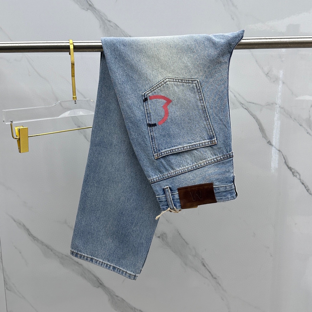 NO:140518,Mengxin wide-leg straight jeans, fashionable ripped classic blue cow wash, fine workmanship and double-colored printing on the surface. Number of codes 30-38 without 35.37, jeans, alexander wang19860909蒙新款阔腿直筒牛仔裤 时尚破洞经典蓝牛洗水 做工走线精细 面显标志双色拔印. 码数30-38无35.37,,jeans,alexander wang,Men's clothing