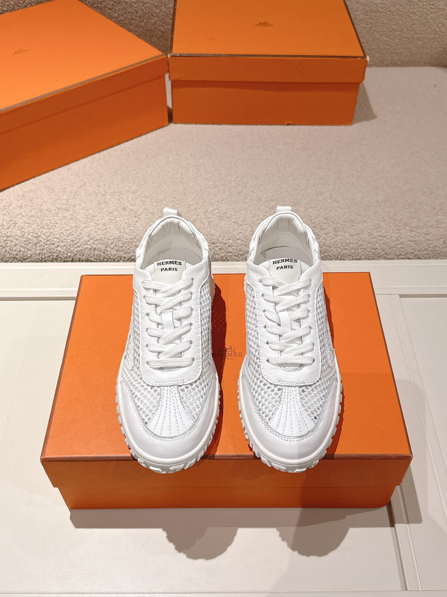 NO:556592,Real price Hermes top version# Casual sneakers Suede goatskin sneakers decorated with contrasting patterns and iconic 'H' details, exquisite packaging at the delivery counter Fabric suede + down cloth Lining mixed sheep lining Outsole Original TPU Bottom thickness 2CM Size 35-45, hermes, sneakers, down jacket, sheepskin, chamois leather19860909实价Hermes 顶级版本# 休闲运动鞋 麂皮山羊皮运动鞋装饰撞色图案和标志性“H”细节,配送专柜精美包装 面料麂皮+羽绒布 内里混种羊里 大底原版TPU 底厚2CM 码数35-45,,hermes,sneakers,down jacket,sheepskin,chamois leather,Men's shoes