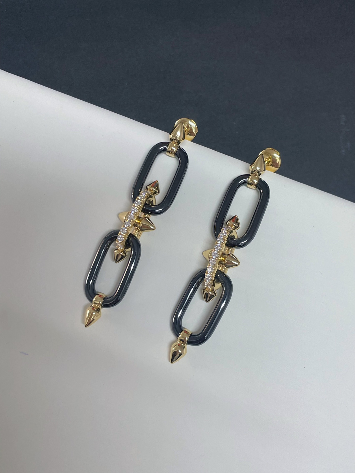 NO:669458,Tiff*ny T & Fei Dong co-branded black gold earrings are based on the trident, the symbol of the sea god oseidon. The avant-garde design contains vitality, ability and power, Cardia high-end jewelry19860909Tiff*ny T &菲董联名合作款 黑金耳钉 取材海神oseidon 的象征符号三叉戟 极具前卫感的设计蕴含活力、能力与力量,,卡迪亚高端饰品,Jewelry