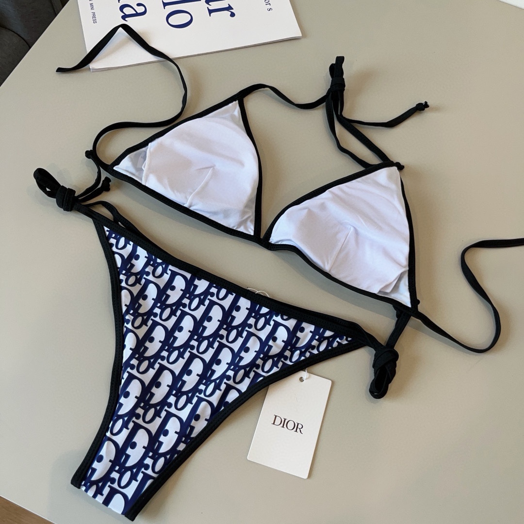 。
Dior迪奥 经典比基尼👙❤️😍🥰适合多种场景的游泳衣🏊‍♀️海边 游泳池 温泉 水上乐园 漂流都可
