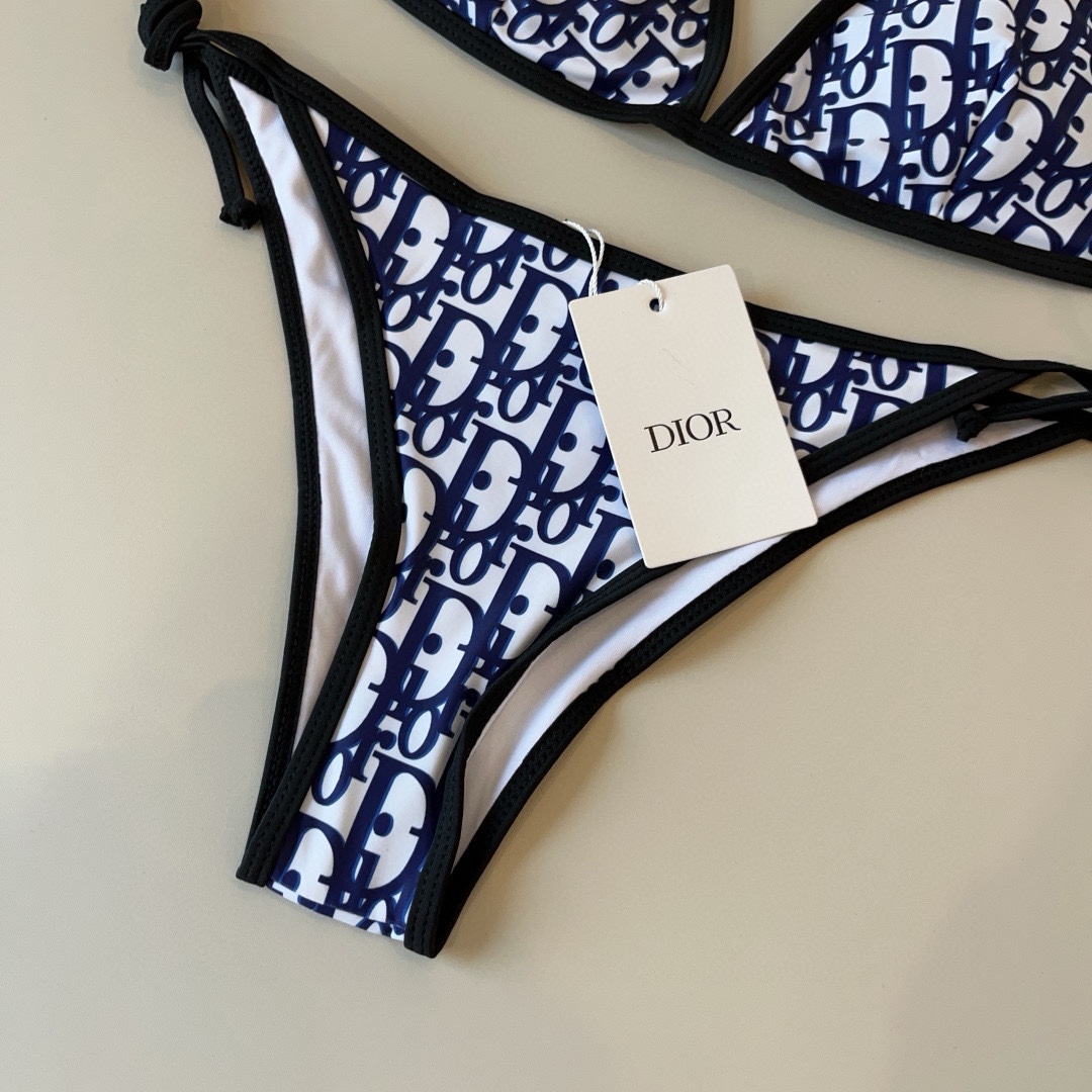 。
Dior迪奥 经典比基尼👙❤️😍🥰适合多种场景的游泳衣🏊‍♀️海边 游泳池 温泉 水上乐园 漂流都可