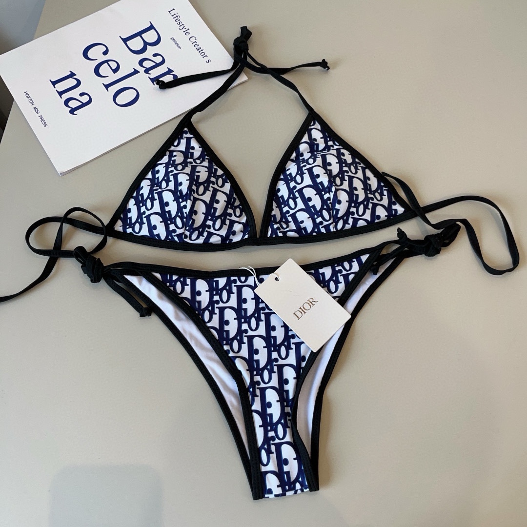 。
Dior迪奥 经典比基尼👙❤️😍🥰适合多种场景的游泳衣🏊‍♀️海边 游泳池 温泉 水上乐园 漂流都可