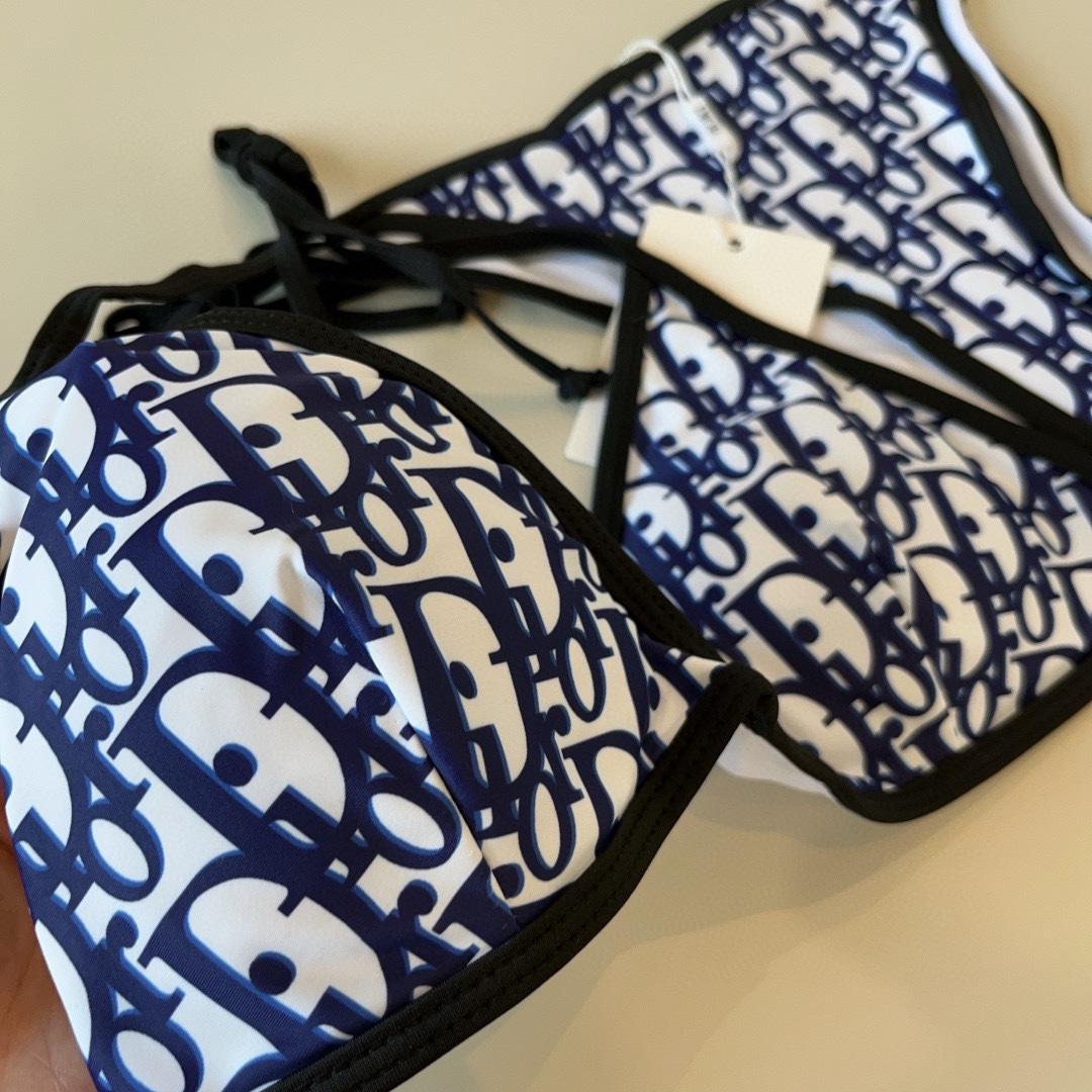 。
Dior迪奥 经典比基尼👙❤️😍🥰适合多种场景的游泳衣🏊‍♀️海边 游泳池 温泉 水上乐园 漂流都可