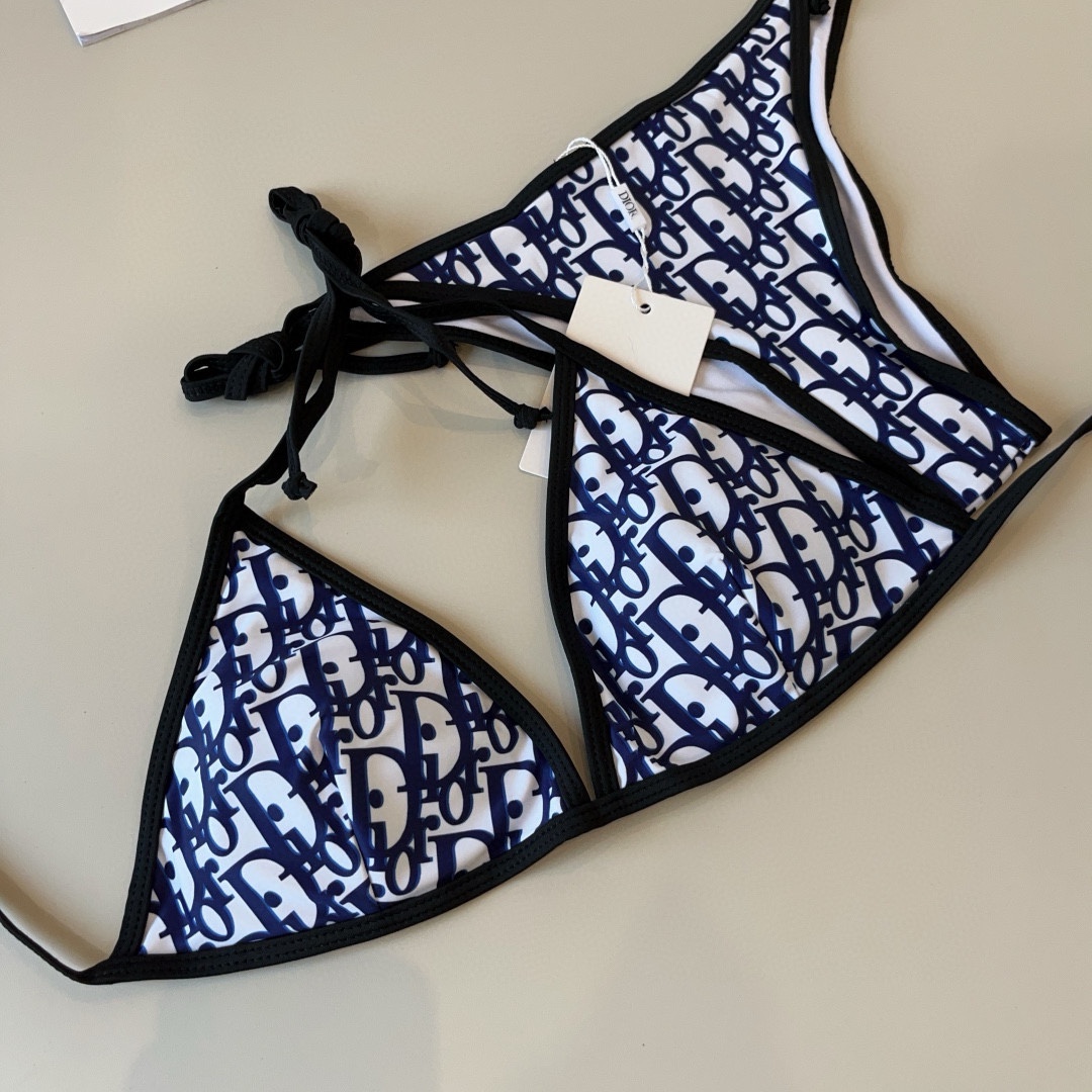 。
Dior迪奥 经典比基尼👙❤️😍🥰适合多种场景的游泳衣🏊‍♀️海边 游泳池 温泉 水上乐园 漂流都可