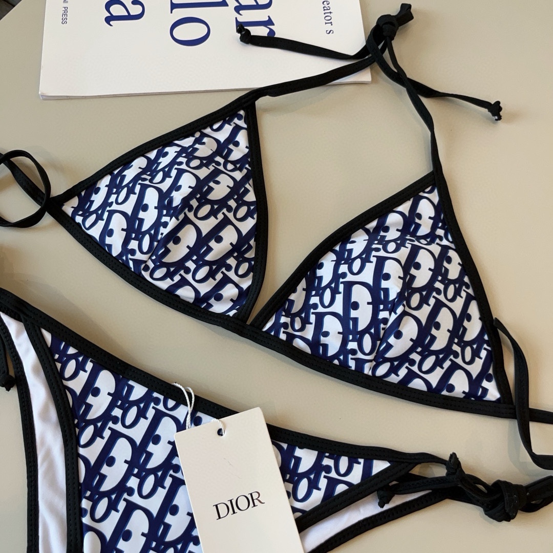 。
Dior迪奥 经典比基尼👙❤️😍🥰适合多种场景的游泳衣🏊‍♀️海边 游泳池 温泉 水上乐园 漂流都可