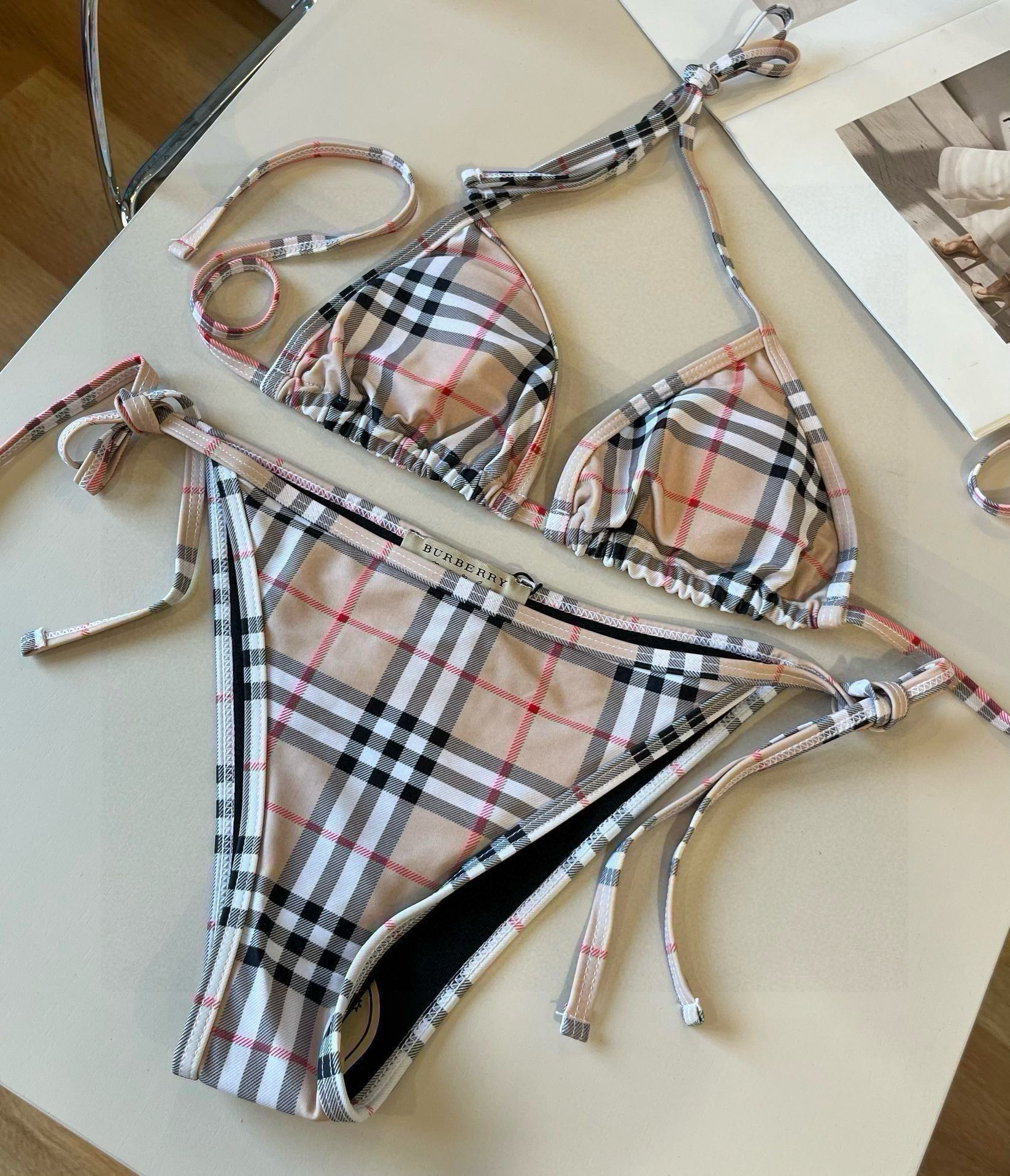 。


Burberry巴宝莉经典英伦格泳衣，实物实在太美了！拍不出来它的美😍谁穿谁美！很值得入手✋ S