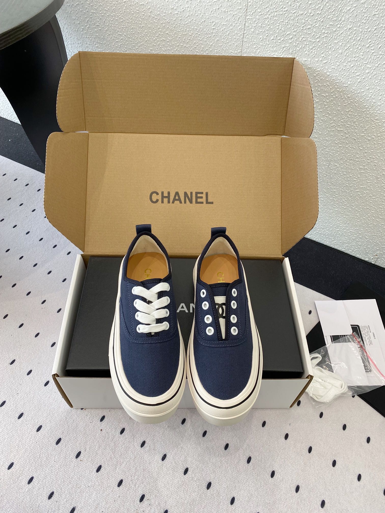 NO:259282,Chanel's new canvas white shoes, full of vintage replica style, canvas shoes are suitable for spring and summer, and they are very retro college-like with socks. Original custom high-density canvas fabric, sheepskin inner footbed, exclusive private model original TPU outsole size 35-40 (40 customized), casual shoes/sports shoes, chanel, sneakers, sheepskin, socks19860909Chanel新款帆布小白鞋 Vintage感满满中古复刻款 帆布鞋适配春夏 配合袜子就很复古学院的感觉 原版定制高密度帆布面料 羊皮内里垫脚 独家私模原版TPU大底 码数35-40（40订做）,休闲鞋/运动鞋,chanel,sneakers,sheepskin,socks,Women's Shoes