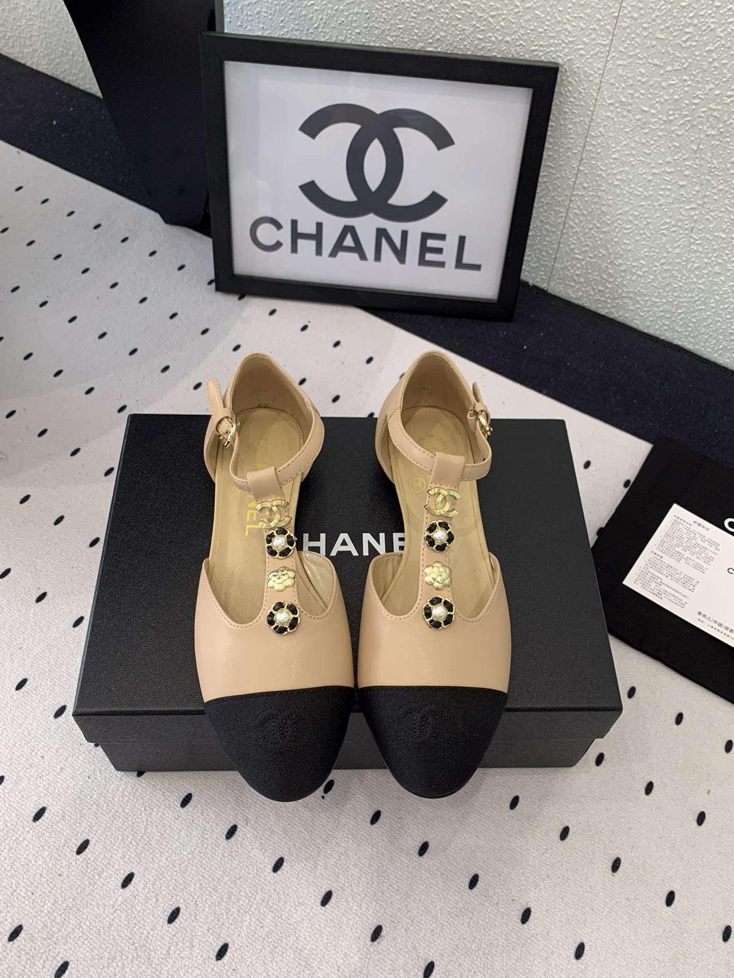 NO:259278,Chanel new high-heeled sandals, high-version shipment, this series is so beautiful that it makes people love it, it looks very fashionable on the feet, imported sheepskin upper, sheepskin inner footbed, Italian genuine leather soles Size: 35-39 (40 41 customized), sandals, chanel, sandals, sheepskin, Leather soles19860909Chanel新款高跟凉鞋 高版本出货 这系列美得让人爱不释手 上脚显得很时髦 进口羊皮鞋面 羊皮内里垫脚 意大利真皮大底 Size: 35-39 (40 41订做),凉鞋,chanel,sandals,sheepskin,Leather soles,Women's Shoes