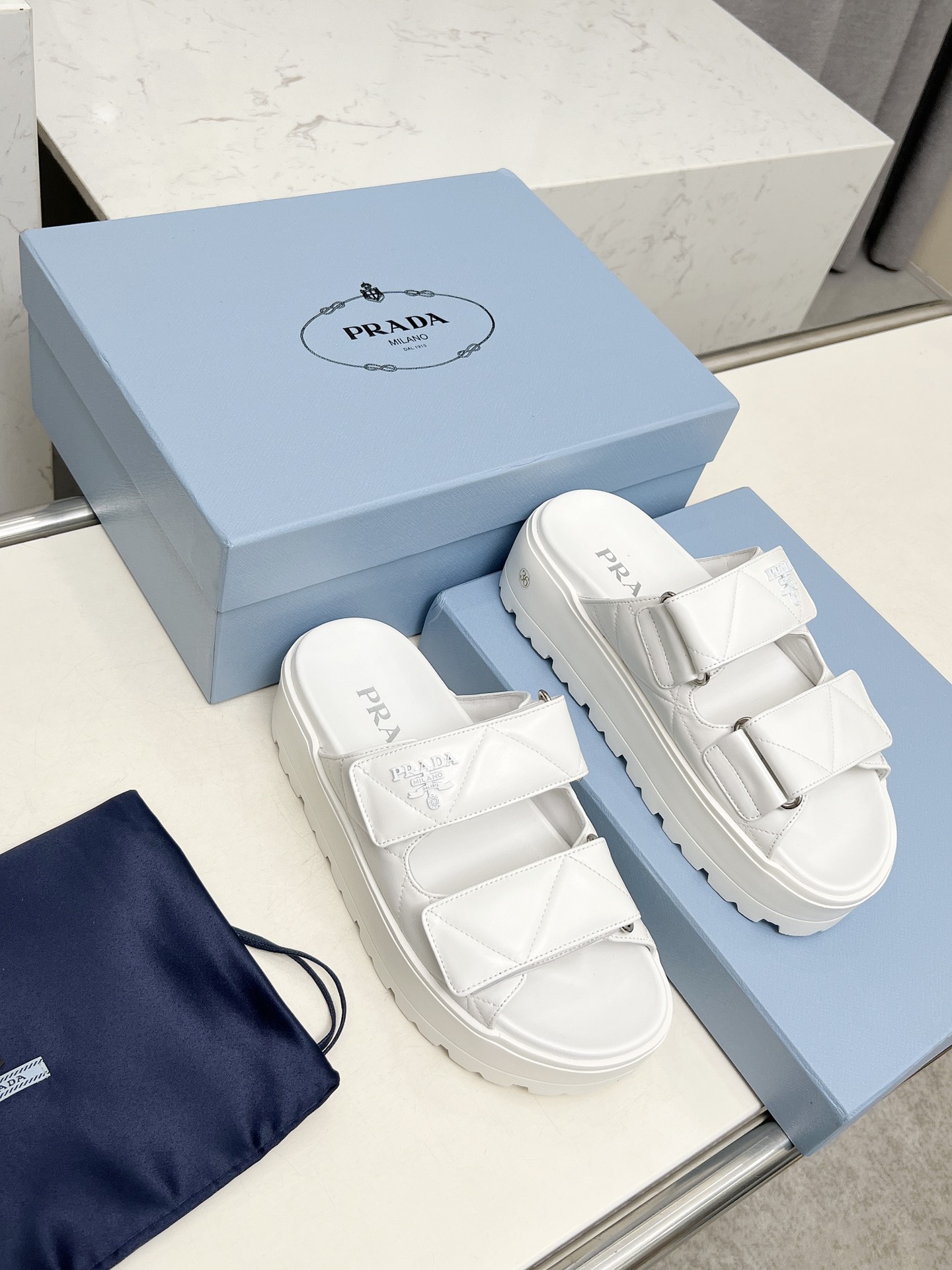 NO:260199,Prada 2025 spring and summer new slippers Velcro sandals Latest catwalk style, classic upgrade, coexistence and fashion. Each color matches are good, design matches different styles. Original custom cowhide cowhide. Lift: Original custom sheepskin inner lining cowhide cowhide, original mold opening and non-slip sole Size: 35-40 (41 custom made, no return or replacement), slippers sandals, prada, prada, sandals, slippers, cowhide, sheepskin19860909Prada 普拉达2025春夏新款拖鞋魔术贴凉鞋 最新走秀款,经典升级 舒适度与时髦度并存 每个颜色搭配都好看,设计搭配不同风格需求 鞋面原版定制牛皮 内里: 原版定制羊皮内里 牛皮垫脚 大底原版开模防滑大底 码数: 35-40（41定做不退不换）,拖鞋凉鞋,prada,prada,sandals,slippers,cowhide,sheepskin,Women's Shoes