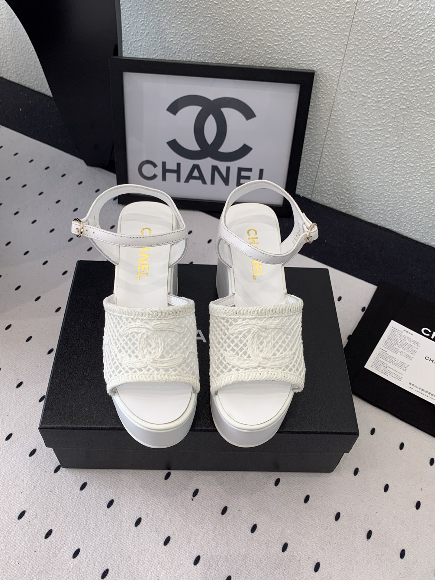 NO:259280,Chanel new thick-soled sandals, high-version shipment, this series is so beautiful that it makes people love it, it looks very fashionable on the feet, imported woven upper, sheepskin inner footbed, original mold open sole Size: 35-39 (40 41 customized), sandals, chanel, sandals, sheepskin19860909Chanel新款厚底凉鞋 高版本出货 这系列美得让人爱不释手 上脚显得很时髦 进口编织鞋面 羊皮内里垫脚 原版开模大底 Size: 35-39 (40 41订做),凉鞋,chanel,sandals,sheepskin,Women's Shoes
