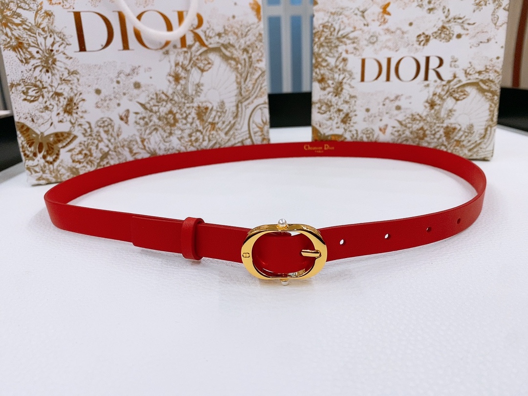 -Dior Chic
Dior 20 毫米黑色光滑牛皮革和银色调仿水晶

镌刻有 CD 标志的 Dior