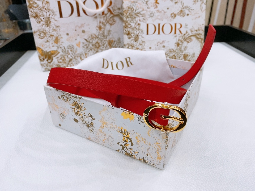 -Dior Chic
Dior 20 毫米黑色光滑牛皮革和银色调仿水晶

镌刻有 CD 标志的 Dior