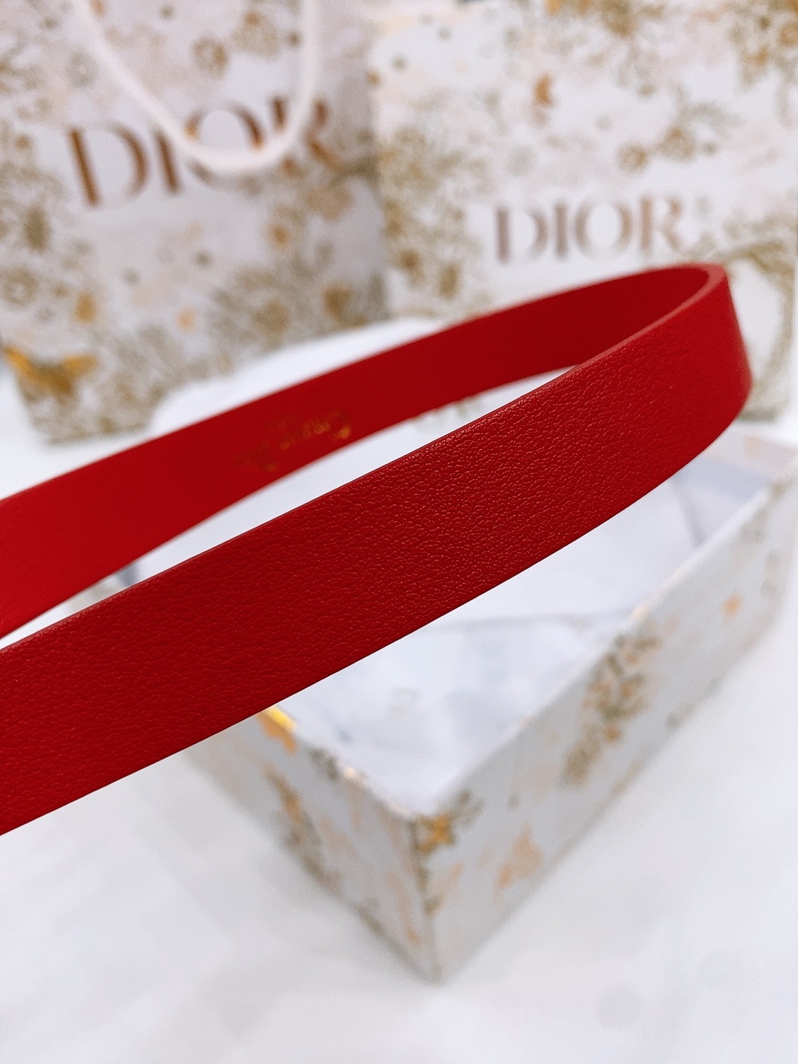 -Dior Chic
Dior 20 毫米黑色光滑牛皮革和银色调仿水晶

镌刻有 CD 标志的 Dior