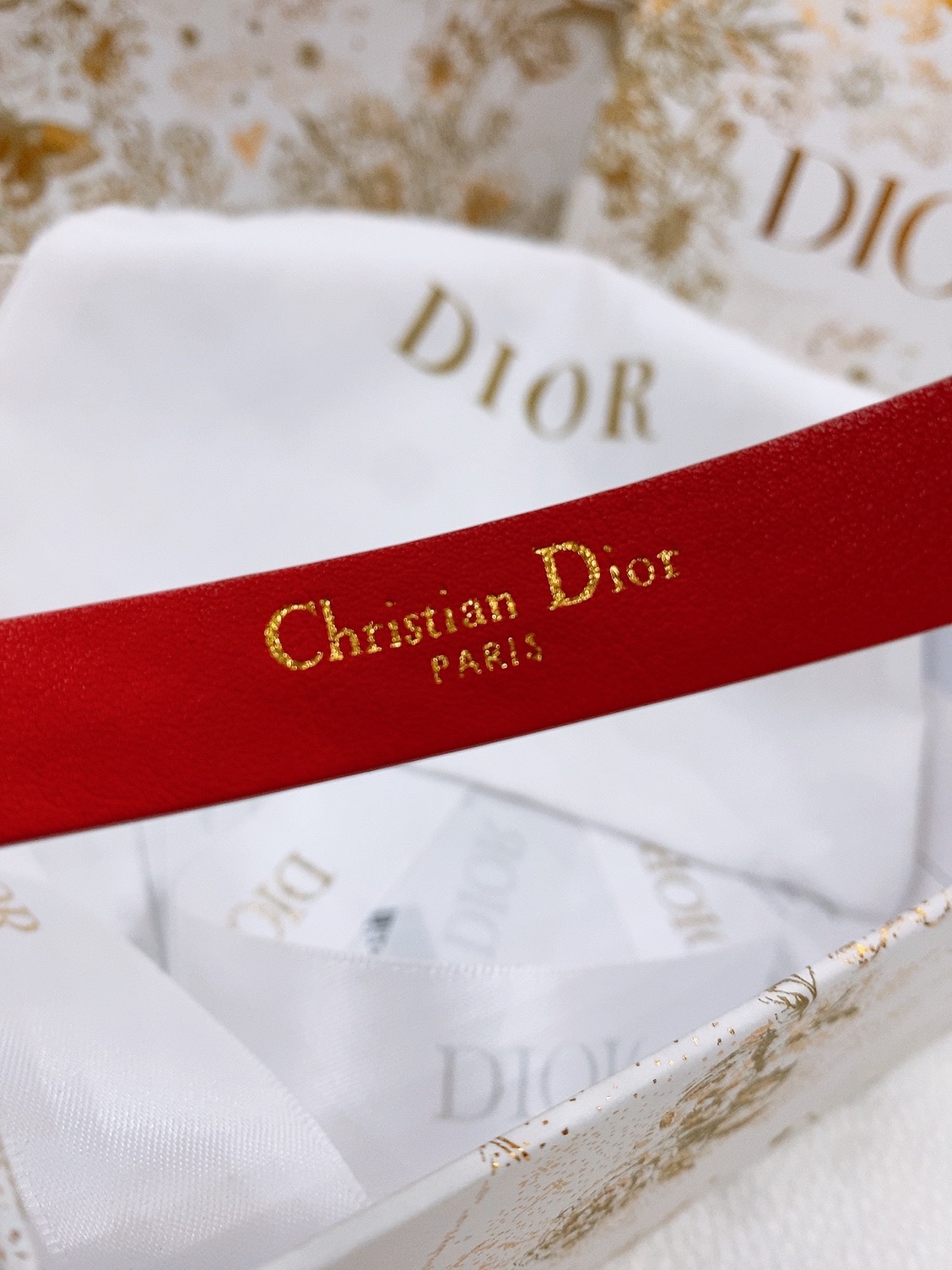 -Dior Chic
Dior 20 毫米黑色光滑牛皮革和银色调仿水晶

镌刻有 CD 标志的 Dior