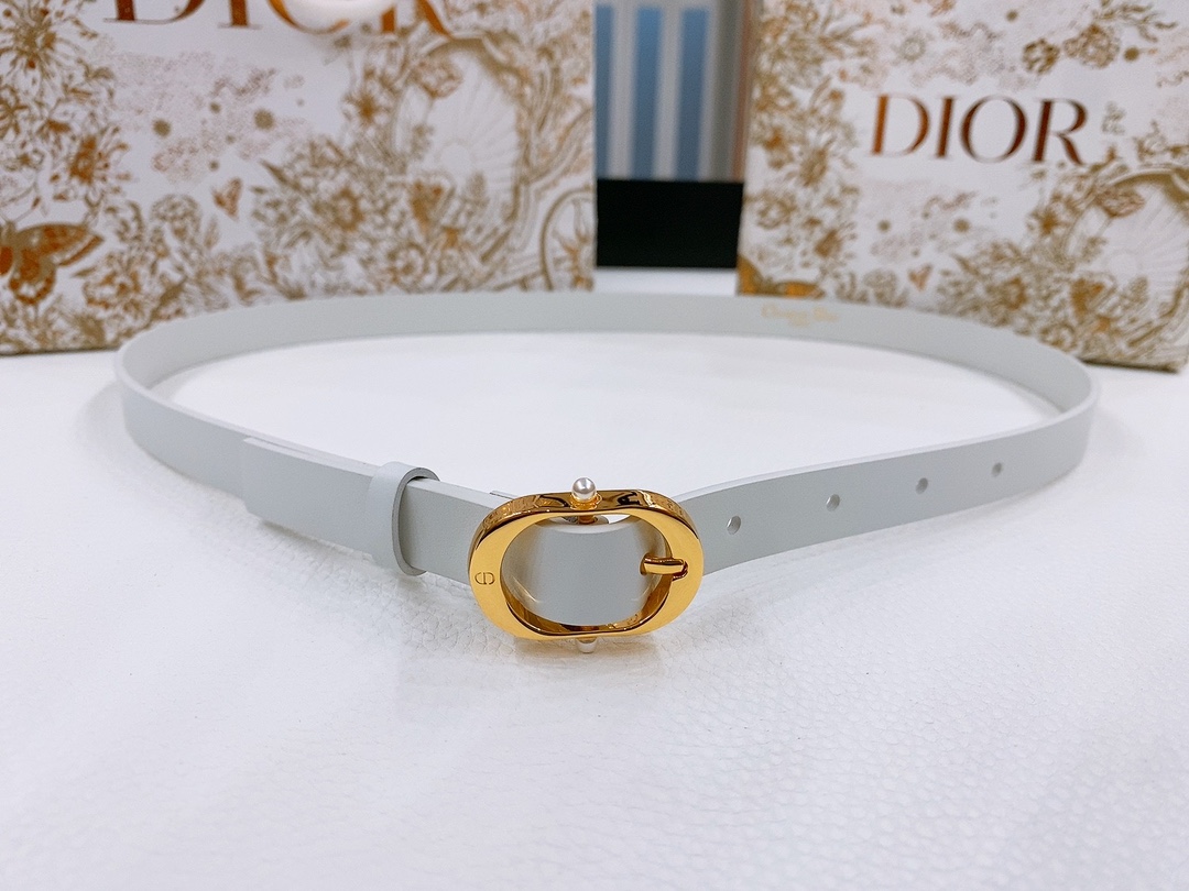 -Dior Chic
Dior 20 毫米黑色光滑牛皮革和银色调仿水晶

镌刻有 CD 标志的 Dior
