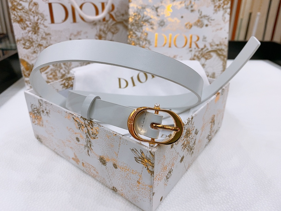 -Dior Chic
Dior 20 毫米黑色光滑牛皮革和银色调仿水晶

镌刻有 CD 标志的 Dior