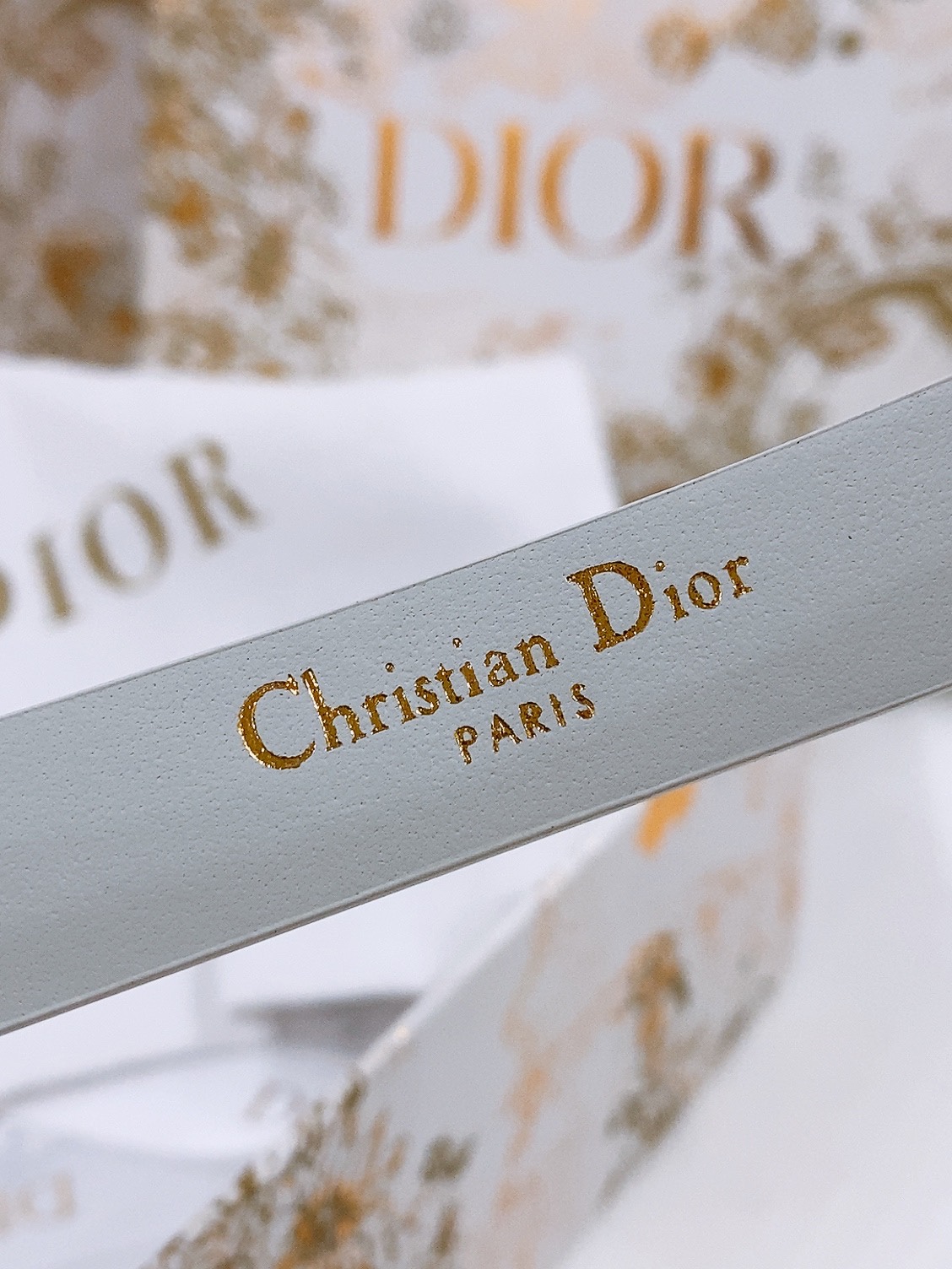 -Dior Chic
Dior 20 毫米黑色光滑牛皮革和银色调仿水晶

镌刻有 CD 标志的 Dior