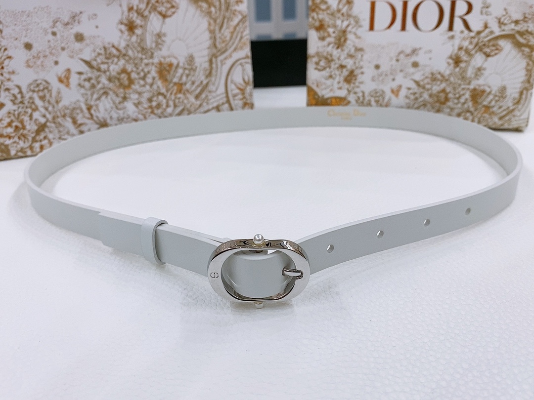 -Dior Chic
Dior 20 毫米黑色光滑牛皮革和银色调仿水晶

镌刻有 CD 标志的 Dior