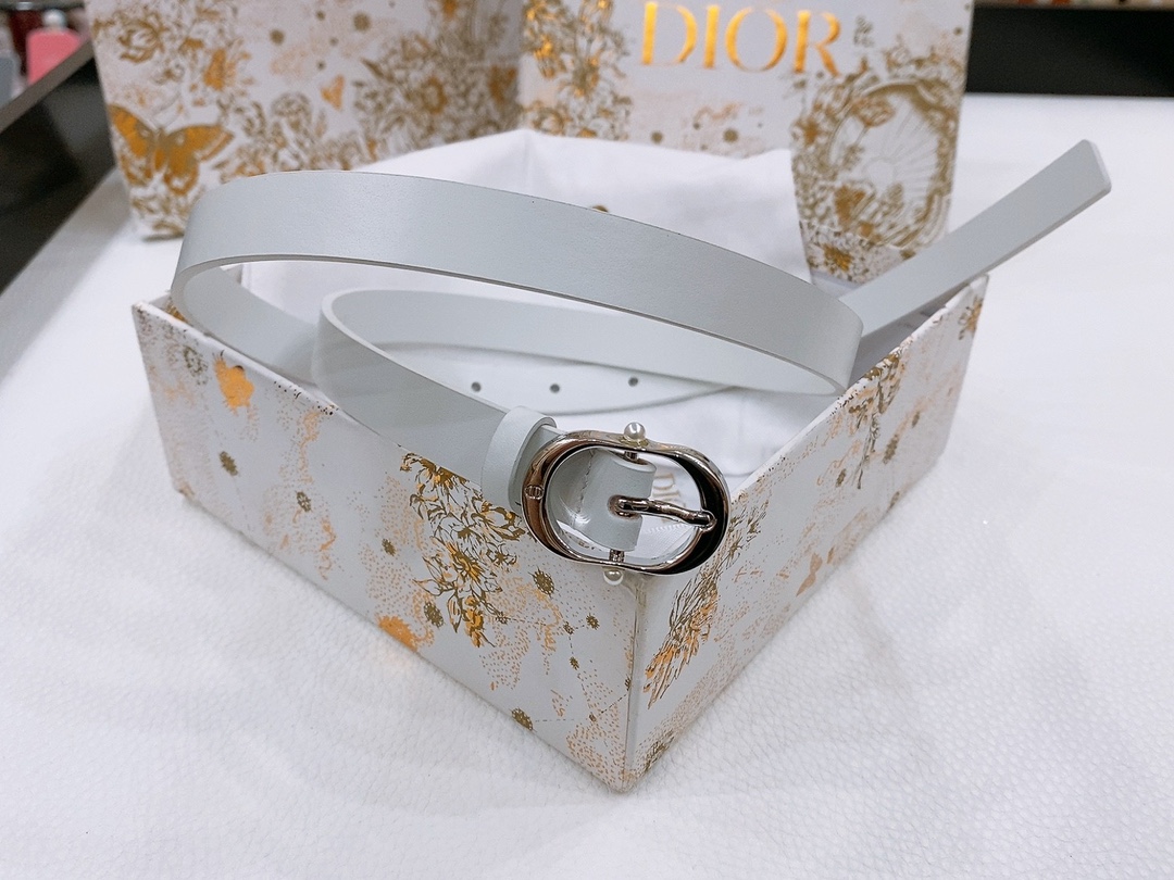 -Dior Chic
Dior 20 毫米黑色光滑牛皮革和银色调仿水晶

镌刻有 CD 标志的 Dior