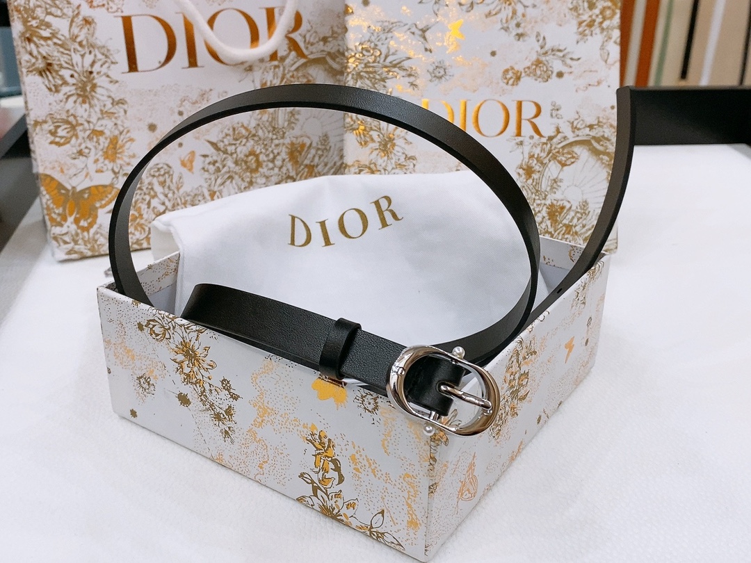 -Dior Chic
Dior 20 毫米黑色光滑牛皮革和银色调仿水晶

镌刻有 CD 标志的 Dior