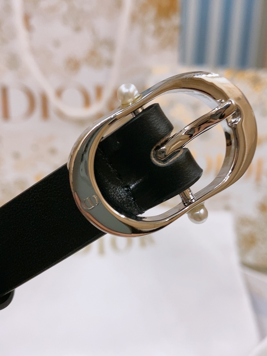 -Dior Chic
Dior 20 毫米黑色光滑牛皮革和银色调仿水晶

镌刻有 CD 标志的 Dior