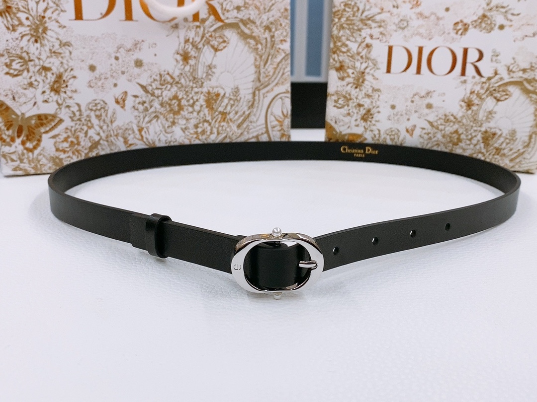 -Dior Chic
Dior 20 毫米黑色光滑牛皮革和银色调仿水晶

镌刻有 CD 标志的 Dior