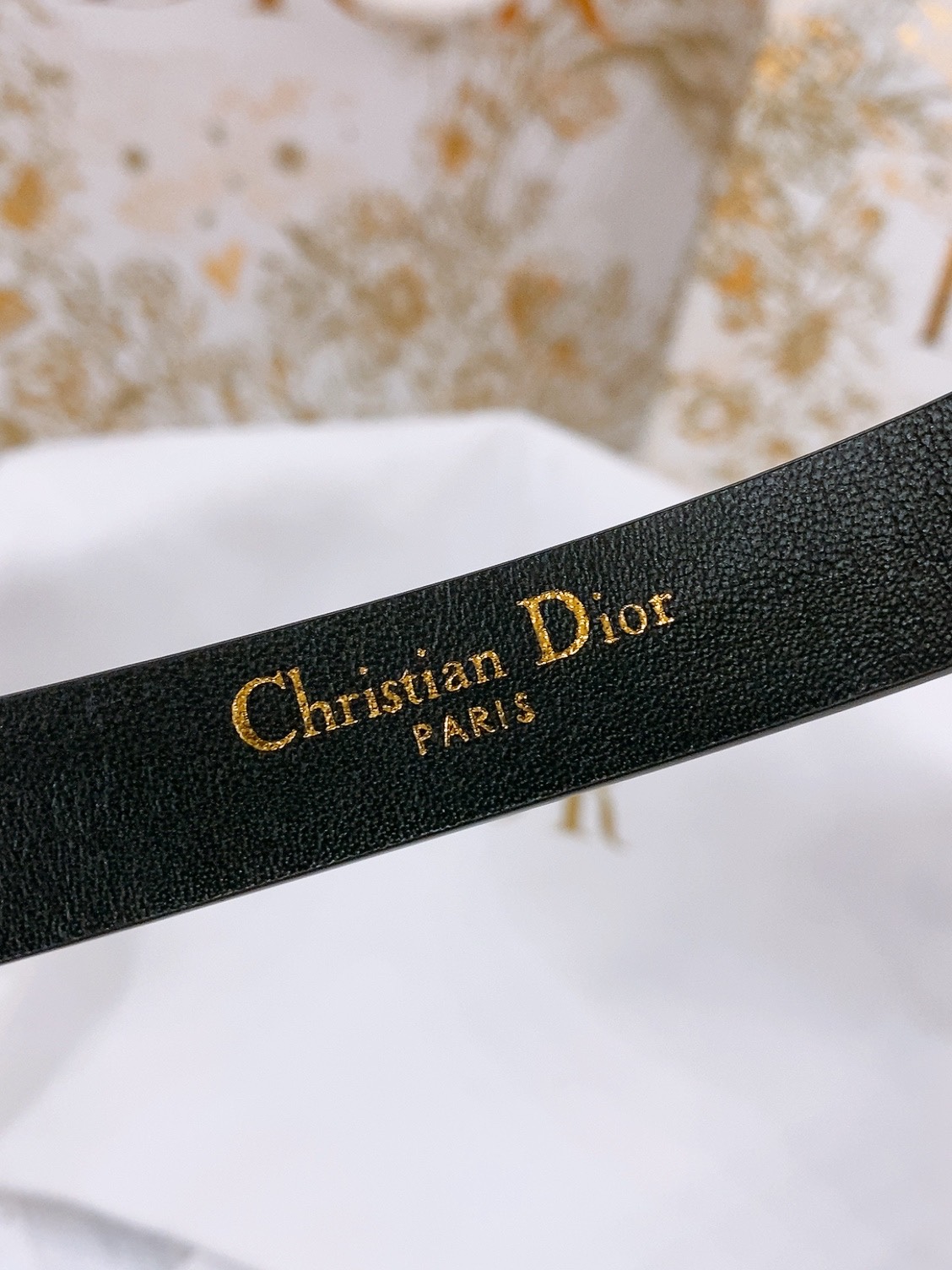 -Dior Chic
Dior 20 毫米黑色光滑牛皮革和银色调仿水晶

镌刻有 CD 标志的 Dior