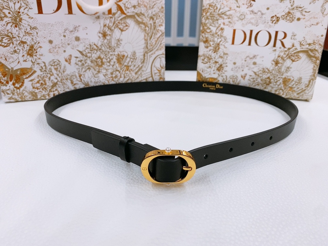 -Dior Chic
Dior 20 毫米黑色光滑牛皮革和银色调仿水晶

镌刻有 CD 标志的 Dior