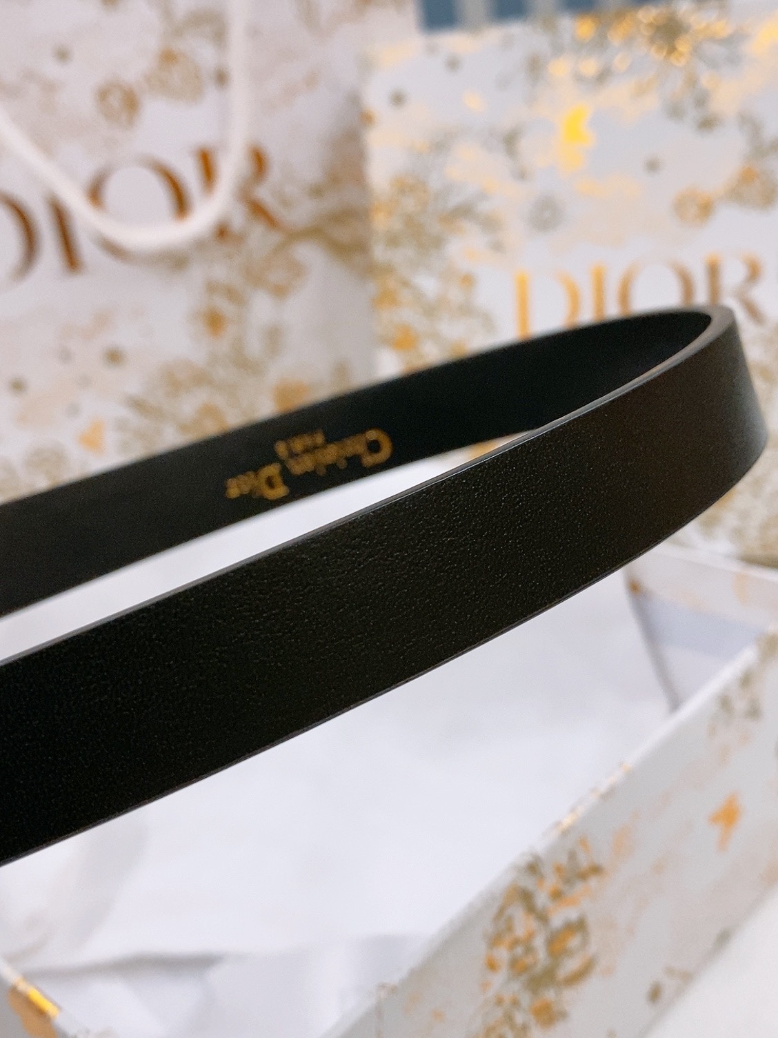-Dior Chic
Dior 20 毫米黑色光滑牛皮革和银色调仿水晶

镌刻有 CD 标志的 Dior