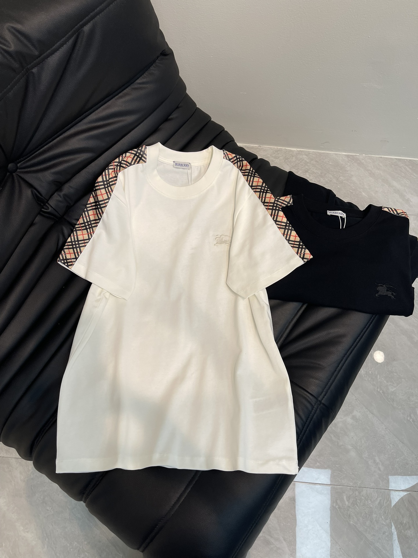 NO:330105,Burberr*25 new sleeve splicing classic plaid short-sleeved T-shirt. Loose style, pure cotton fabric. Comfortable upper body oversize version. Simple style design sleeves are spliced ​​with classic plaid striped splicing. The classic style is very versatile and highly recognizable!  The same style for men and women!  S-XL, burberry, versace, T-shirt, tees, t-shirt, alexander wang19860909Burberr*25新款袖子拼接经典格子短袖T恤.宽松版型,纯棉面料.上身舒适 oversize版,简约的风格设计袖子做了拼接经典格子条纹拼接,经典款 非常百搭且辨识度很高！男女同款！S-XL,,burberry,versace,T-shirt,tees，t-shirt,alexander wang,Women's clothing