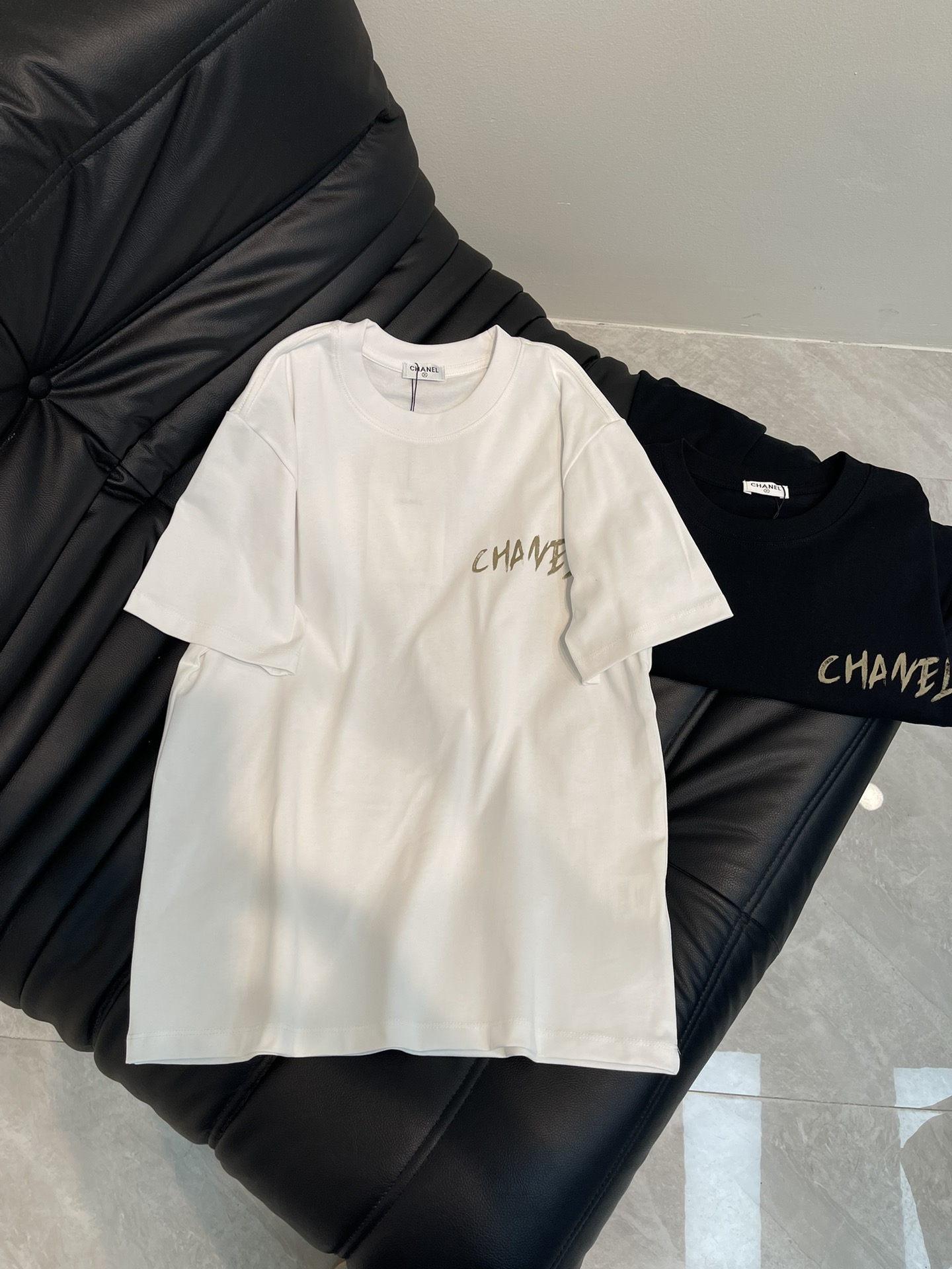 NO:330103,Chane*25 new graffiti printed logo short-sleeved T-shirt. Customized pure cotton fabric, breathable and comfortable. Graffiti printed logo, salty or sweet. Loose style, casual and comfortable, suitable for wearing in all occasions. A versatile style!  The same style for men and women!  S-XL, chanel, T-shirt,tees, t-shirt,alexander wang19860909Chane*25新款涂鸦印花标识短袖T恤.定制纯棉面料 透气舒适.涂鸦印花标识 可盐可甜.宽松版型,休闲自在,适合各种场合穿着 百搭款！男女同款！S-XL,,chanel,T-shirt,tees，t-shirt,alexander wang,Women's clothing