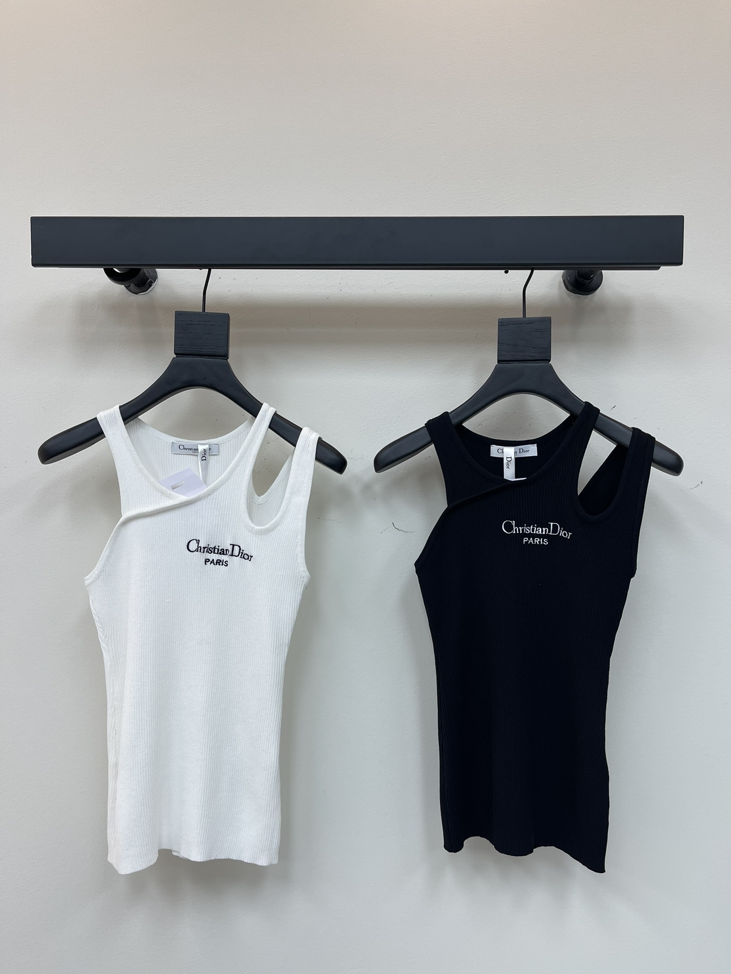 NO:330133,Dio*25 Spring and Summer New Letter Embroidery Fake Two-piece Asymmetric Knitted Vest!  The letter embroidery on the chest is simply a favorite for details control!  Each needle and thread reveal Dior's exquisite craftsmanship, which makes people unable to help but take a look. Moreover, this asymmetrical design can also cleverly modify the body shape, and you can easily control various styles whether you wear it alone or as an inner wear!  SML, dior, dior, alexander wang19860909Dio*25春夏新款字母刺绣假两件不对称针织背心！胸前的字母刺绣,简直是细节控的最爱！ 每一针每一线都透露着迪奥的精湛工艺,让人忍不住多看几眼.而且,这种不对称的设计,还能巧妙地修饰身形,无论是单穿还是作为内搭,都能轻松驾驭各种风格！SML,,dior,dior,alexander wang,Women's clothing