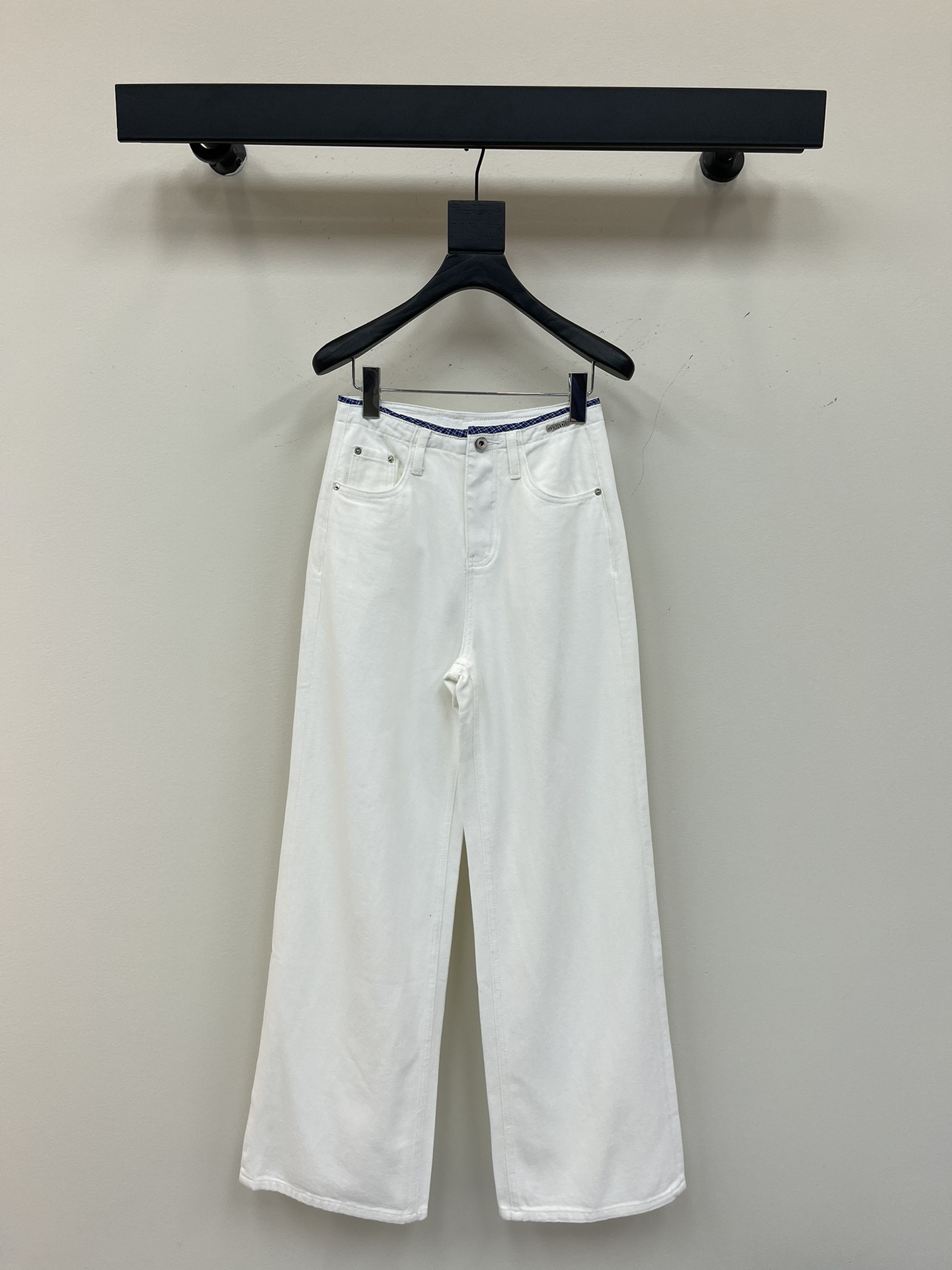 NO:330142,MiuMi*25 new heavy-industrial patch embroidered jeans. They use high-end custom fabrics, which make denim very comfortable to wear, regular design, good inclusiveness, and color system adds visual charm. The pattern of the pants will be very delicate, which is a very good fabric. Denim has good moisture absorption and breathability, the cloth surface is soft and the feel is very smooth, making it a favorite choice for everyone. SML, miumiu, jeans, alexander wang19860909MiuMi*25新款重工贴布绣牛仔裤.采用高端定制面料,牛仔穿起来非常舒适,常规设计,包容性好,色系增添视觉魅力,而且裤子的纹路会非常细腻,是非常好的面料.牛仔具有良好的吸湿性和透气性,布面光泽柔和,手感也非常细滑,成为众人最爱的选择.SML,,miumiu,jeans,alexander wang,Women's clothing