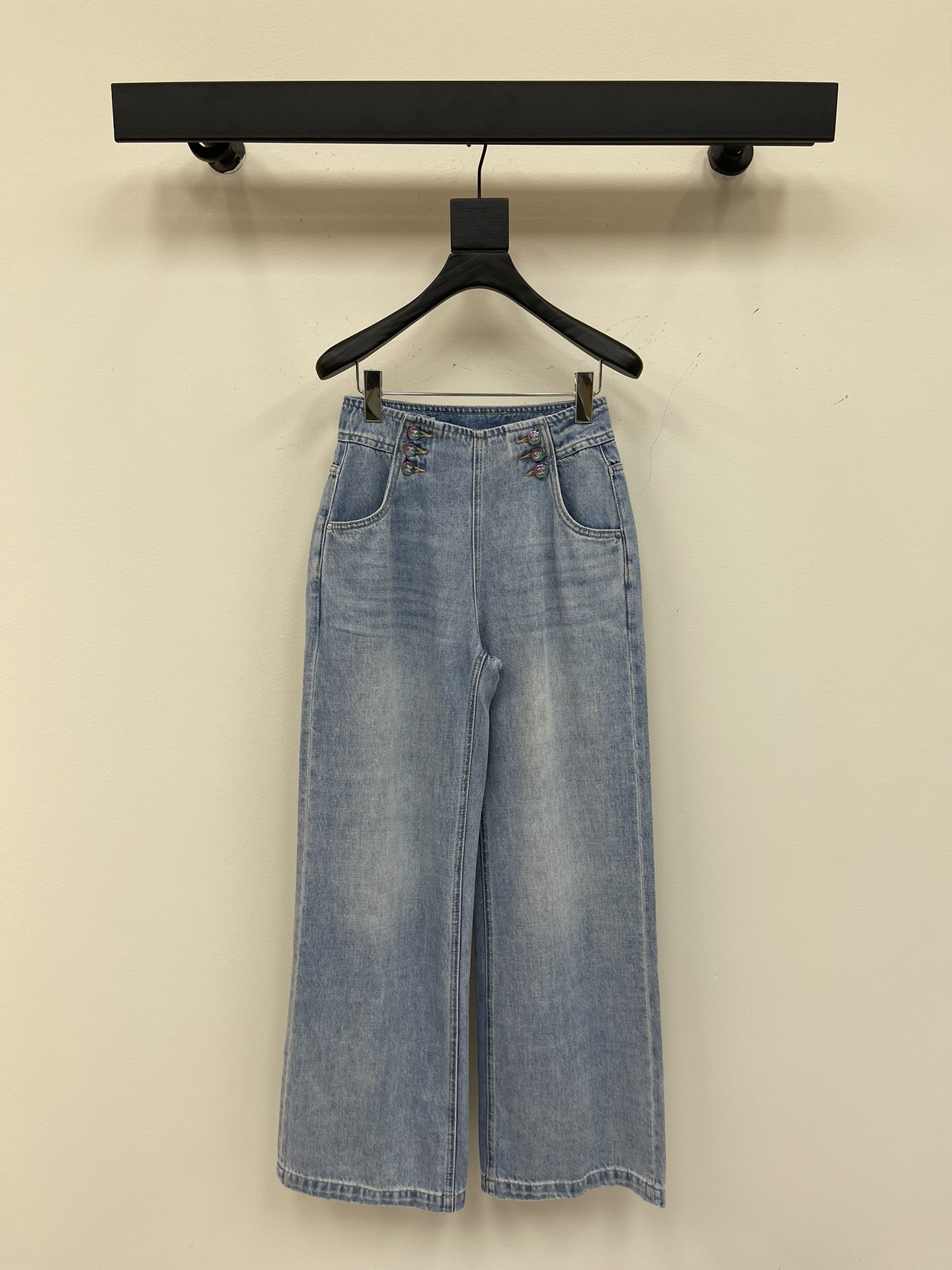 NO:330140,Chane*25 new Xiaoxiang custom button jeans. It uses high-end custom fabrics, so denim is very comfortable to wear, regular design, good inclusiveness, color system adds visual charm, and the pattern of the pants will be very delicate, which is a very good fabric. Denim has good moisture absorption and breathability, the cloth is soft and the feel is very smooth, making it a favorite choice for everyone. SML, chanel, jeans, alexander wang19860909Chane*25新款小香订制纽扣牛仔裤.采用高端定制面料,牛仔穿起来非常舒适,常规设计,包容性好,色系增添视觉魅力,而且裤子的纹路会非常细腻,是非常好的面料.牛仔具有良好的吸湿性和透气性,布面光泽柔和,手感也非常细滑,成为众人最爱的选择.SML,,chanel,jeans,alexander wang,Women's clothing