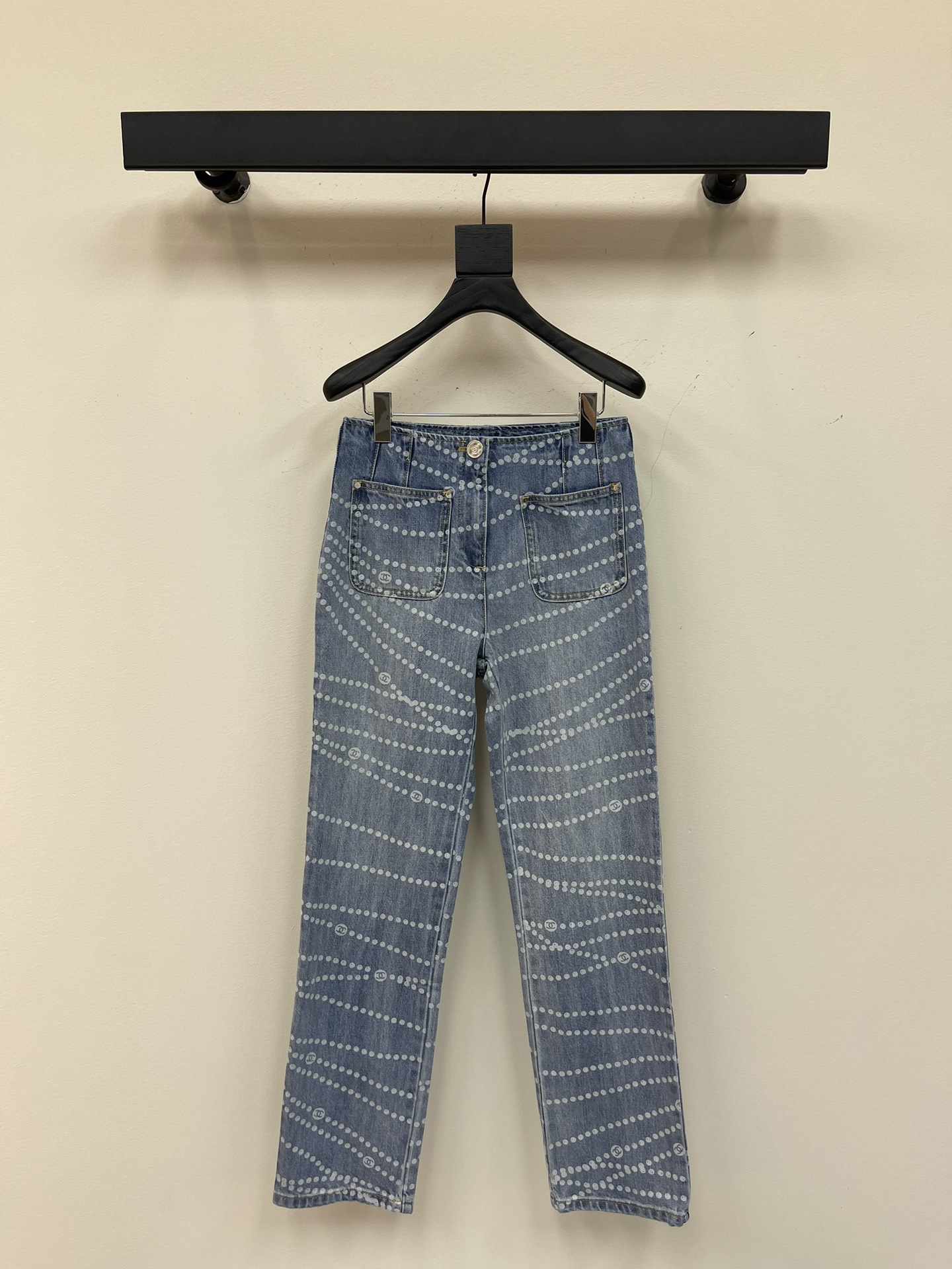 NO:330153,Chane*25 spring and summer new Xiaoxiang double pocket chain jeans | Exclusive high-end production!  The double C retro laser chain printing is unique, and then tailored, with a slightly tight fit, a waist pleated treatment, three-dimensional and stylish, which can well modify the waist and abdomen. The upper body has a very slimming effect. Whether it is a simple T-shirt or a delicate shirt, it can create a fashionable look. If you want to stand out in early spring, these pants must be arranged to easily make you beautiful to a new level!  Color light blue/medium blue/dark blue Size 36.38.40, Chanel,jeans,shirts,alexander wang19860909Chane*25春夏新款小香双口袋链条牛仔裤丨独家高版出品！双 C 复古激光链条印花别具一格,再到剪裁设计,微紧身的版型,腰部收褶处理,立体有型,很好的修饰腰腹部.上身极具显瘦效果,无论是简约 T 恤还是精致衬衫,都能打造出时尚造型.想在早春脱颖而出,这条裤子必须安排,轻松让你美出新高度！ 颜色浅蓝色/中蓝色/深蓝色 尺码36.38.40,,chanel,jeans,shirts,alexander wang,Women's clothing