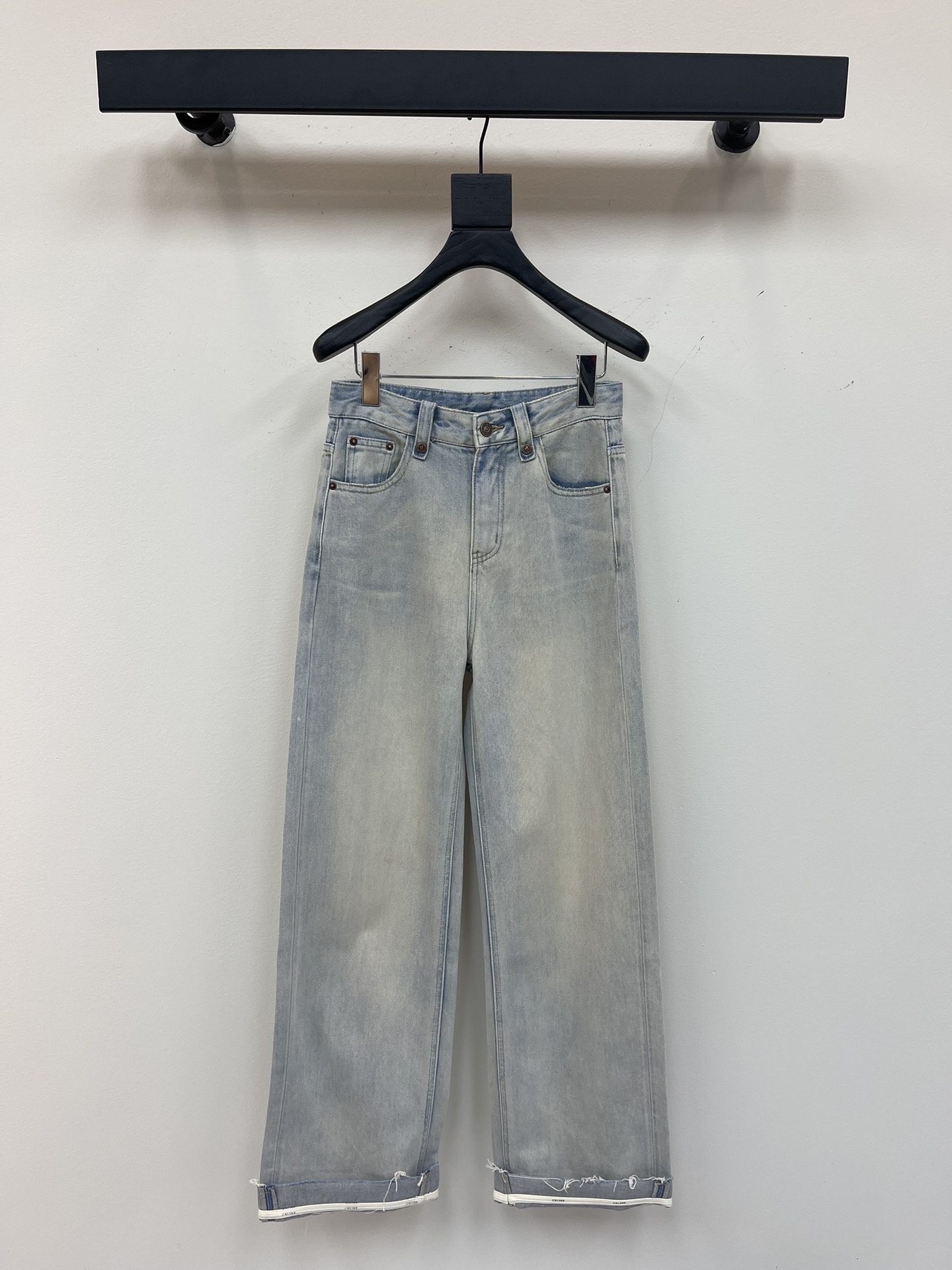 NO:330138,Celin*25 new curly jeans Customized YB twill cotton denim material Craft washing treatment Presents three-dimensional pattern Customized surface accessories Elegant and elegant temperament Straight trousers cut Bone position lines echo each other Zipper pocket highlights waist lines Fashionable and eye-catching Daily commuting Can be matched with any item SML, celine, jeans, alexander wang19860909Celin*25新款卷边牛仔裤 定制YB斜纹棉牛仔材质 工艺洗水处理 呈现立体纹路图案 定制面辅料 高雅显气质 直筒长裤剪裁 骨位线条呼应相得益彰 拉链口袋凸显腰部线条 时髦吸睛 日常通勤都 可搭配任何单品 SML,,celine,jeans,alexander wang,Women's clothing