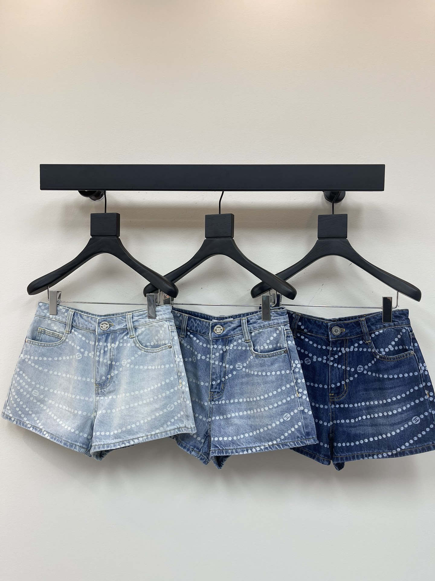 NO:330155,Chane*25 spring and summer new Xiaoxiang Laser Pearl Chain Denim Shorts丨Exclusive high-end production!  Customized YB twill cotton denim fabric, good breathability, soft and skin-friendly, high-waist buckle symmetrical pocket straight shorts cut, multi-enzyme washing process, create a gradient color rub, retro and fashionable, all-in-one embellished laser pearl chain letter pattern, high-end style, increase styling, highlight casual temperament, easy to wear, fashionable and fashionable, color light blue/medium blue/dark blue Size 36.38.40,,chanel, shorts,alexander wang19860909Chane*25春夏新款小香激光珍珠链条牛仔短裤丨独家高版出品！定制YB斜纹棉牛仔面料 透气性佳 柔软亲肤 高腰系扣对称口袋直筒短裤剪裁 多重酵素水洗工艺处理 打造渐变擦色感 复古又时尚 通体点缀激光珍珠链条字母图案 格调高级 增加造型感 突出休闲气质 轻松穿出好比例 时髦洋气 颜色浅蓝色/中蓝色/深蓝色 尺码36.38.40,,chanel,shorts,alexander wang,Women's clothing