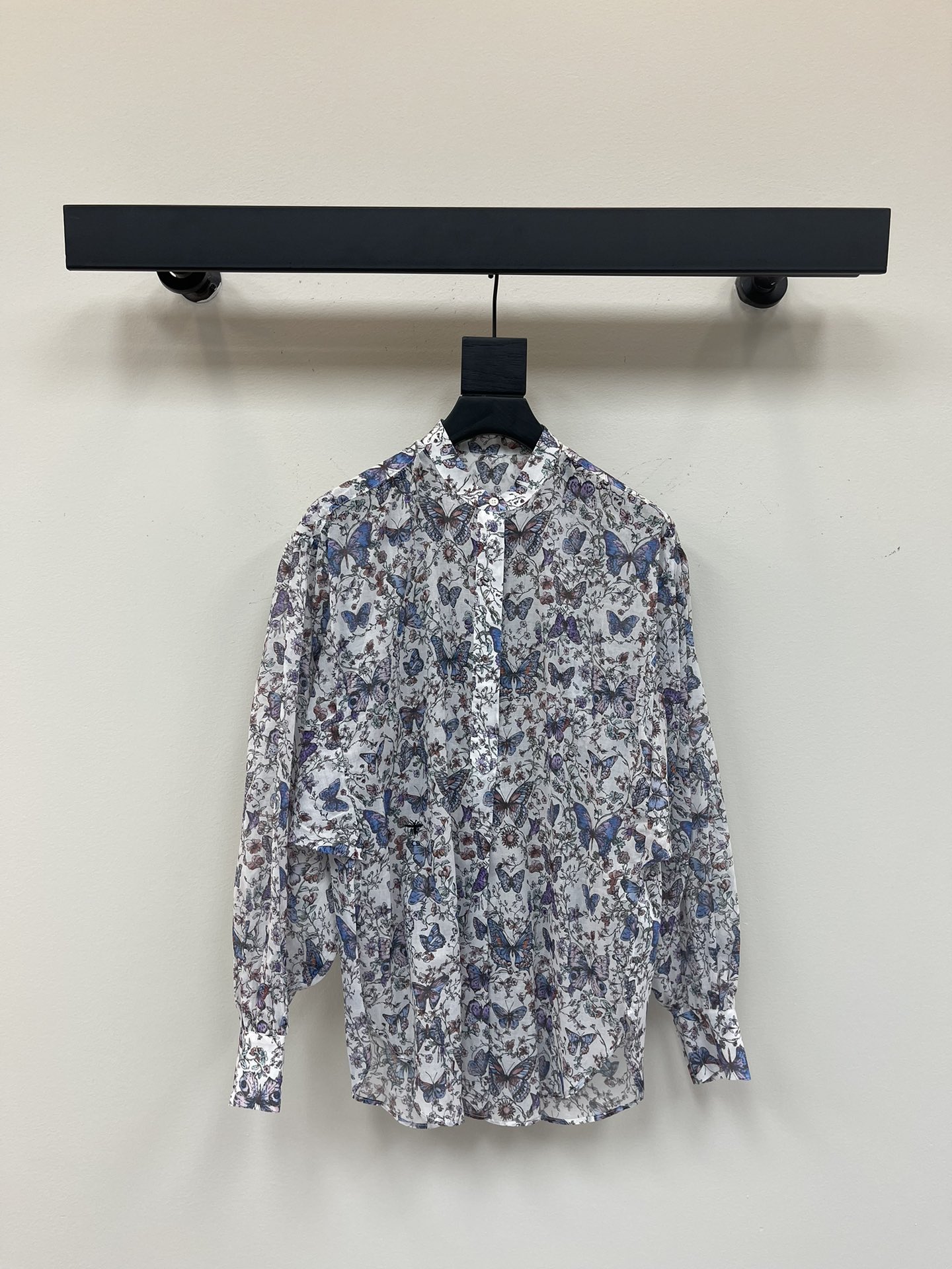 NO:330139,Dio*25 new blue butterfly print batsleeved shirt!  Blue butterfly pattern with white flowers on the back, classic wide version, short front and long shirt on the back, elegant and lively, combining elegant and intellectual temperament!  The classic logo embroidery of Little Bee with CD is exquisite!  High-end version, pure cotton printing is also a technology that requires soft pure cotton fabric, a must-have for white moonlight!  Loose style, not picky, and beautiful with skirts and trousers!  SML, dior, skirts,shirts,alexander wang19860909Dio*25新款蓝色蝴蝶印花蝙蝠袖衬衫！白色底花丛蓝色蝴蝶翩翩图案,经典阔版,前短后长衬衫,飘逸灵动,集优雅知性气质于一身！小蜜蜂加cd的经典标志刺绣,精美！高版本,纯棉印花做得很好也是需要技术的.柔软纯棉面料,白月光必备！宽松版型,不挑人,搭配半裙长裤都很美！SML,,dior,skirts,shirts,alexander wang,Women's clothing