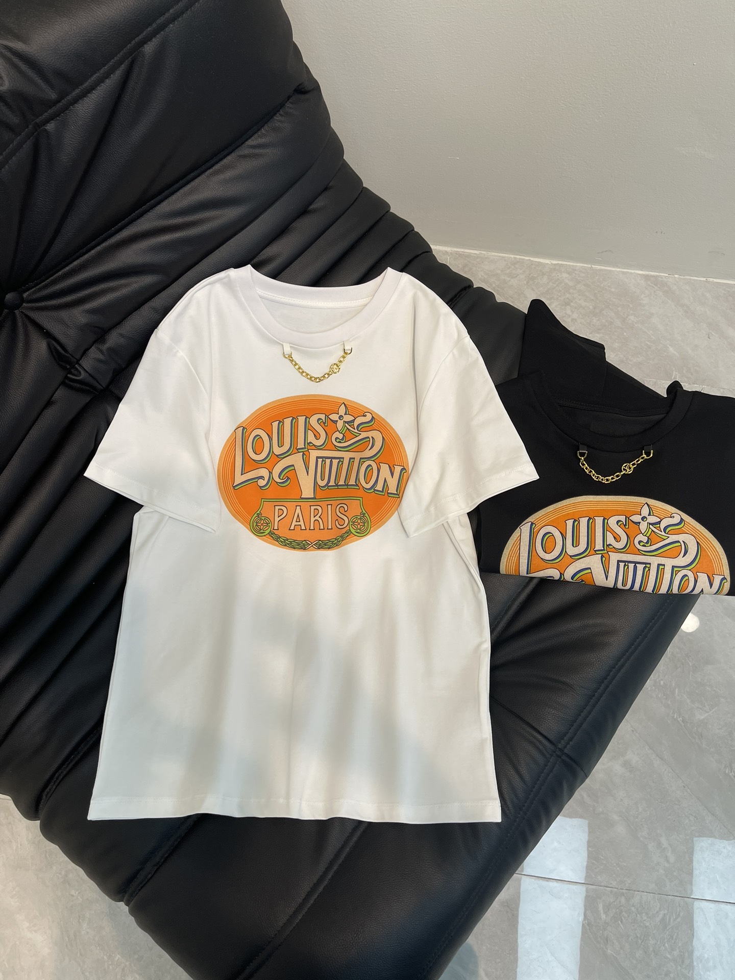 NO:330099,Louis Vuitto*25 spring and summer new round neck printed chain short-sleeved T-shirt custom YB twill cotton material breathable and comfortable, full texture. Regular short-sleeved T-shirt cut highlights the brand style. Made of gram-weight pure cotton, slightly elastic, and gives a slim visual effect. The neckline is made of metal letter chains as the design highlights. The chest is decorated with retro pictorial letters to highlight the high-end style. The inner wear is brilliant and fashionable. SML,,louis vuitton, T-shirt,tees, t-shirt,alexander wang19860909Louis Vuitto*25春夏新款圆领印花链条短袖T恤 定制YB斜纹全棉材质 透气舒适 质感十足 常规短袖T恤裁剪 凸显品牌格调 采用克重纯棉制成 略带有弹力 呈现显瘦视觉效果 领口以金属字母链条作设计亮点 胸前用复古画报感字母标识装饰 彰显高级格调 单穿内搭都出彩时髦 SML,,louis vuitton,T-shirt,tees，t-shirt,alexander wang,Women's clothing