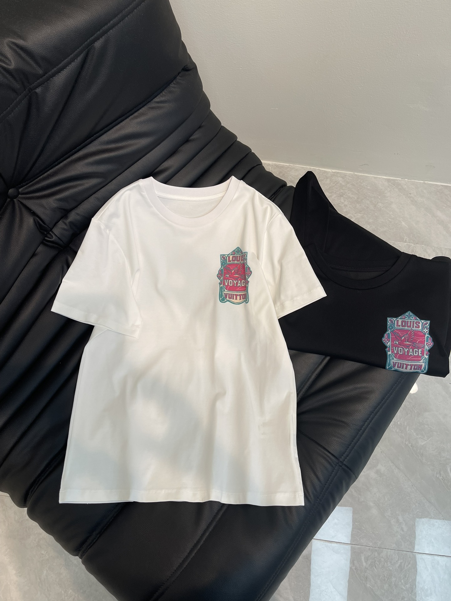 NO:330088,Louis Vuitto*25 spring and summer new round neck printed short-sleeved T-shirt custom YB twill cotton material breathable and comfortable, full texture. Regular short-sleeved T-shirt cut highlights the brand style. Made of gram-weight pure cotton, slightly elastic, and gives a slim visual effect. The chest is decorated with retro pictorial letter logo and parrot badge. Highlights highlights show high-end style. The inner wear is brilliant and fashionable. SMLA,,louis vuitton, T-shirt,tees, t-shirt,alexander wang19860909Louis Vuitto*25春夏新款圆领印花短袖T恤 定制YB斜纹全棉材质 透气舒适 质感十足 常规短袖T恤裁剪 凸显品牌格调 采用克重纯棉制成 略带有弹力 呈现显瘦视觉效果 胸前用复古画报感字母标识和鹦鹉徽章装饰 亮点突出 彰显高级格调 单穿内搭都出彩时髦 SMLA,,louis vuitton,T-shirt,tees，t-shirt,alexander wang,Women's clothing