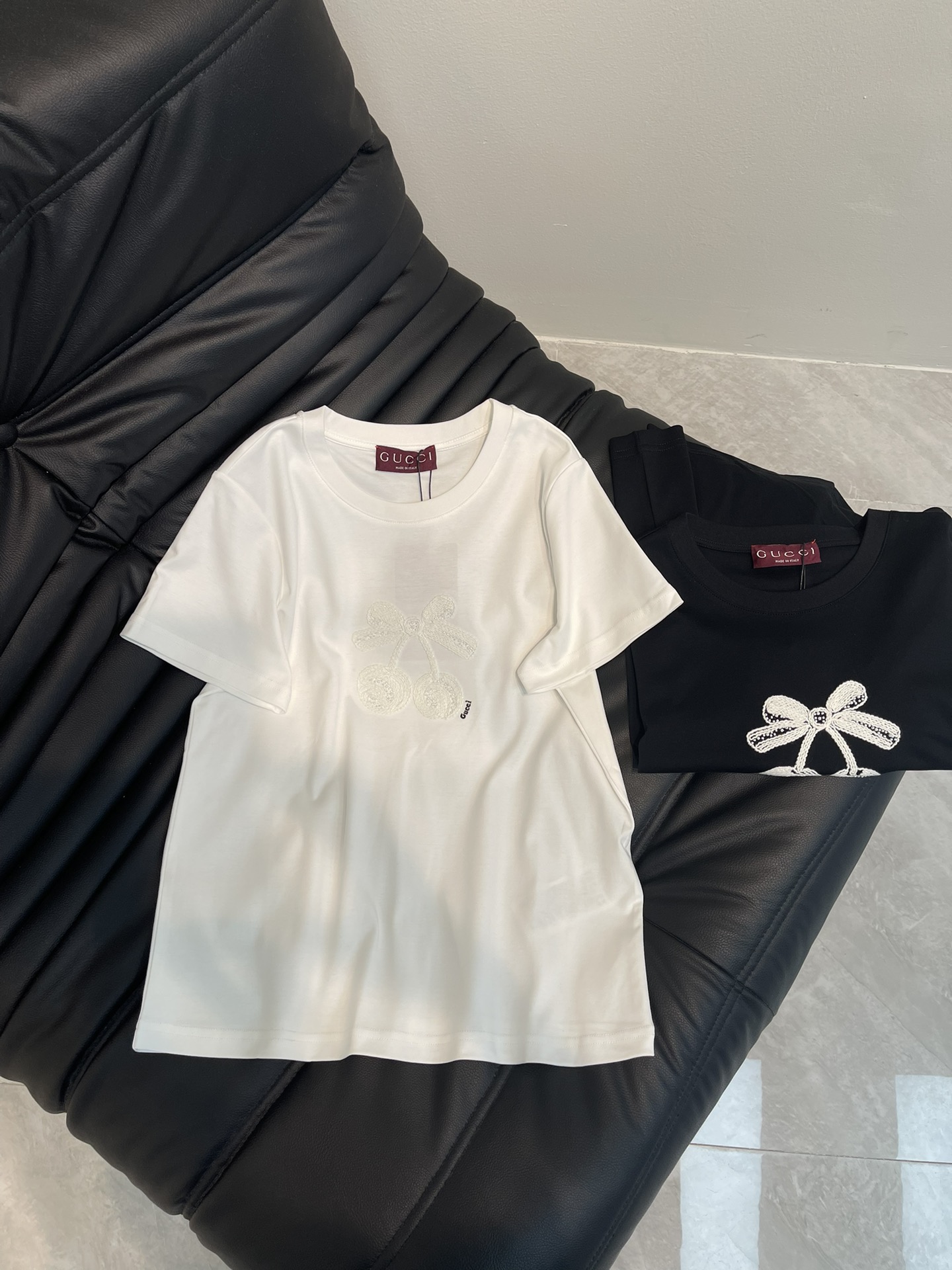 NO:330090,Gucc*25 spring and summer new heavy-industrial cherry embroidered bead short-sleeved T-shirt custom YB native cotton material breathable and comfortable, full texture Slim short-sleeved T-shirt cut highlights the brand style Made of gram-weight pure cotton with a slight elasticity Presents a slim visual effect The chest is embroidered with stitching beads to outline the bow cherry effect The upper body is playful and age-reducing. The inner wear is brilliant and fashionable. SML, gucci, T-shirt,tees, t-shirt,alexander wang19860909Gucc*25春夏新款重工樱桃刺绣钉珠短袖T恤 定制YB原生全棉材质 透气舒适 质感十足 修身短袖T恤裁剪 凸显品牌格调 采用克重纯棉制成 略带有弹力 呈现显瘦视觉效果 胸前居中刺绣缝制钉珠组合 勾勒出蝴蝶结樱桃效果 上身俏皮减龄 单穿内搭都出彩时髦 SML,,gucci,T-shirt,tees，t-shirt,alexander wang,Women's clothing