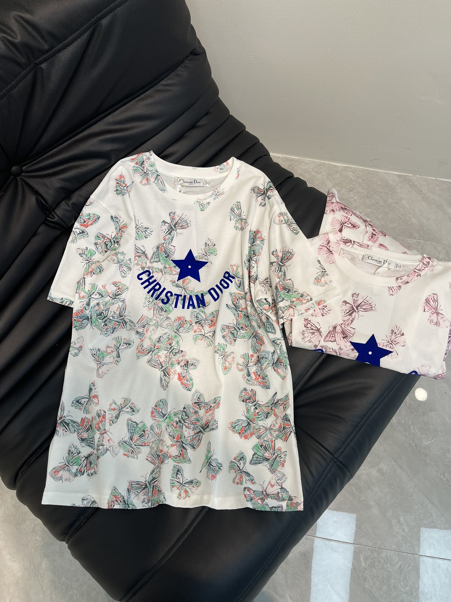 NO:330093,Dio*25 new round neck flock printed short-sleeved T-shirt Customized YB cotton material breathable and comfortable, full texture. Regular short-sleeved T-shirt cut highlights the brand style. Made of gram-weight pure cotton, slightly elastic, and gives a slim visual effect. The whole body is outlined with butterfly print. Classic black and white can be selected to show high-end style. The inner wear is brilliant and fashionable. SML,,dior,T-shirt,tees,t-shirt,alexander wang19860909Dio*25新品圆领植绒印花短袖T恤 定制YB全棉材质 透气舒适 质感十足 常规短袖T恤裁剪 凸显品牌格调 采用克重纯棉制成 略带有弹力 呈现显瘦视觉效果 通体以蝴蝶印花勾勒 经典黑白可选 彰显高级格调 单穿内搭都出彩时髦 SML,,dior,T-shirt,tees，t-shirt,alexander wang,Women's clothing