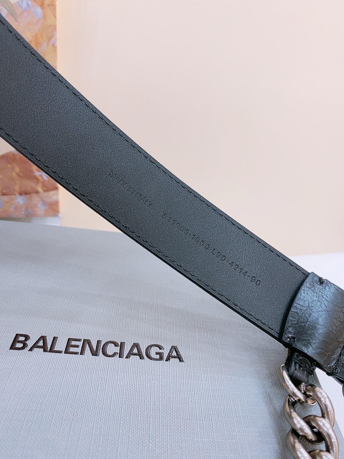 - Balenciaga
巴黎世家 宽度3.5cm 是法国的奢侈品牌，作为时尚界最具影响力品牌之一的地位