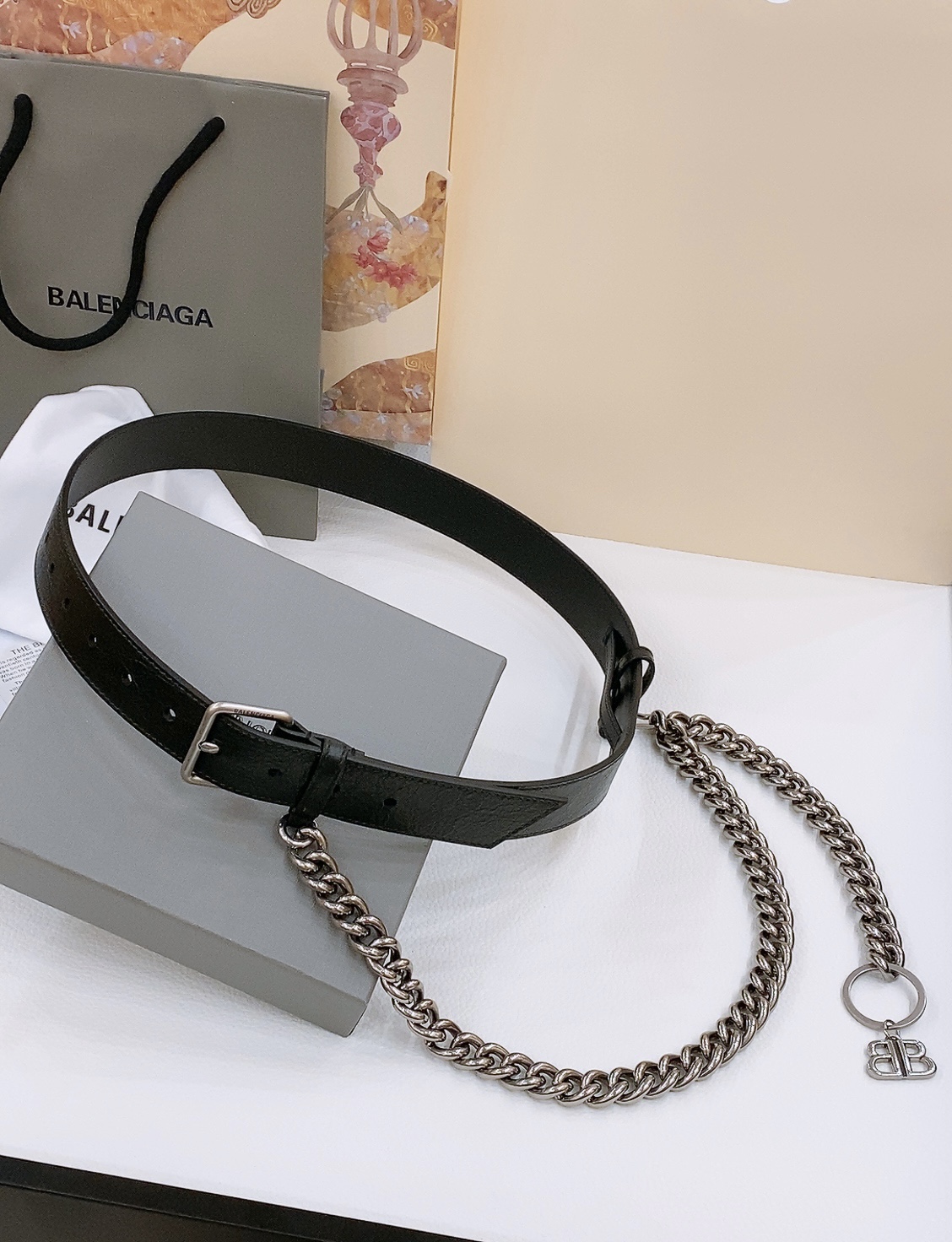 - Balenciaga
巴黎世家 宽度3.5cm 是法国的奢侈品牌，作为时尚界最具影响力品牌之一的地位