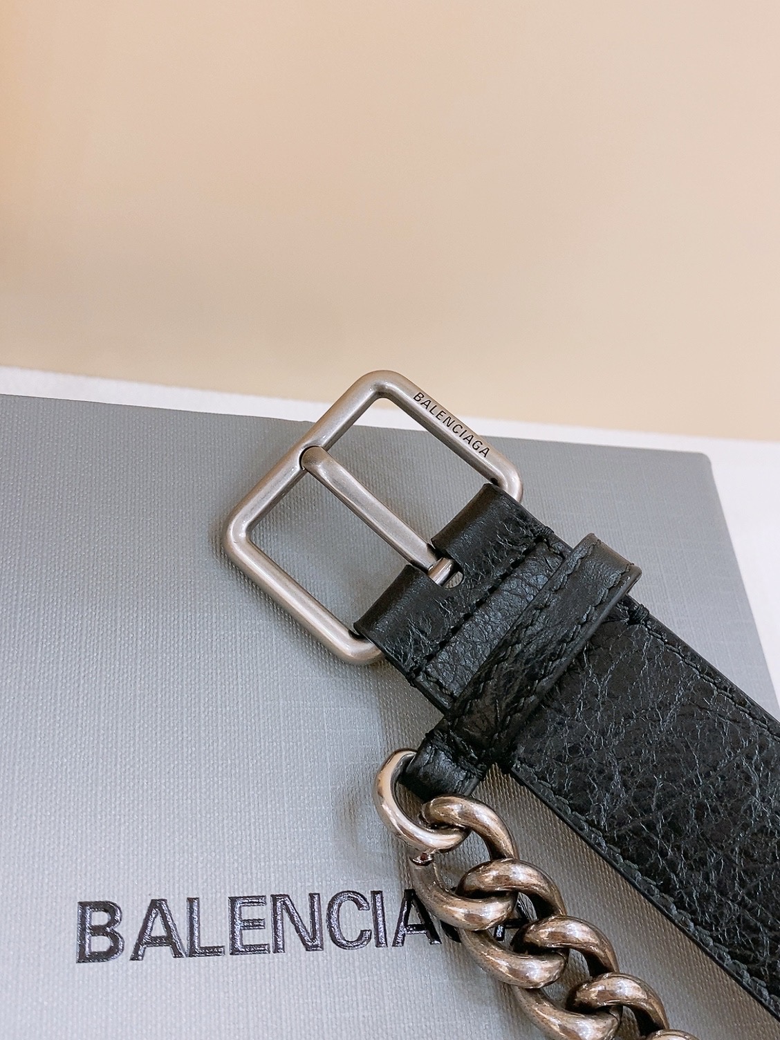 - Balenciaga
巴黎世家 宽度3.5cm 是法国的奢侈品牌，作为时尚界最具影响力品牌之一的地位