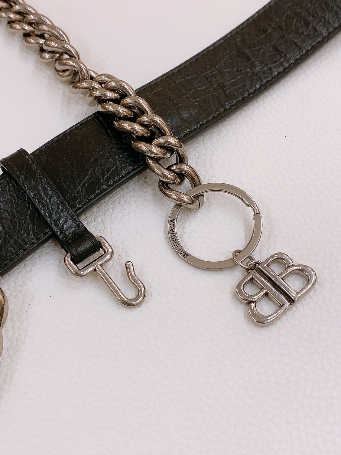 - Balenciaga
巴黎世家 宽度3.5cm 是法国的奢侈品牌，作为时尚界最具影响力品牌之一的地位