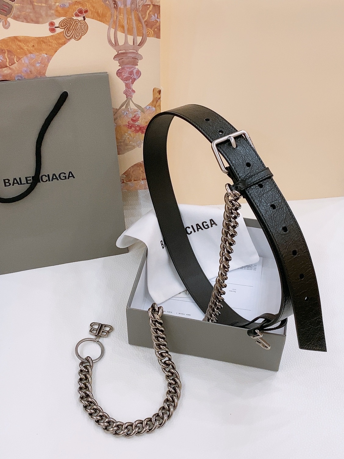- Balenciaga
巴黎世家 宽度3.5cm 是法国的奢侈品牌，作为时尚界最具影响力品牌之一的地位