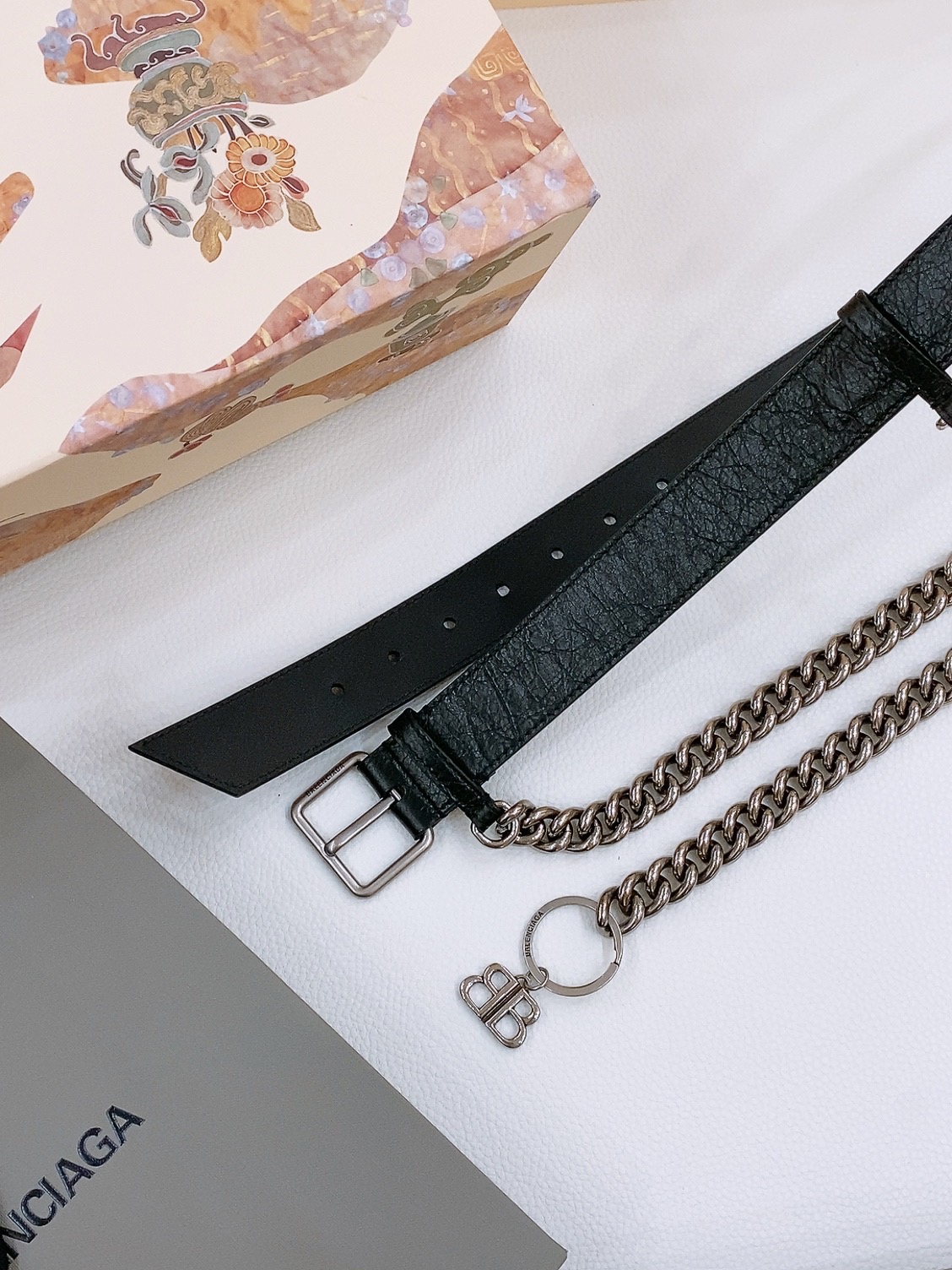 - Balenciaga
巴黎世家 宽度3.5cm 是法国的奢侈品牌，作为时尚界最具影响力品牌之一的地位