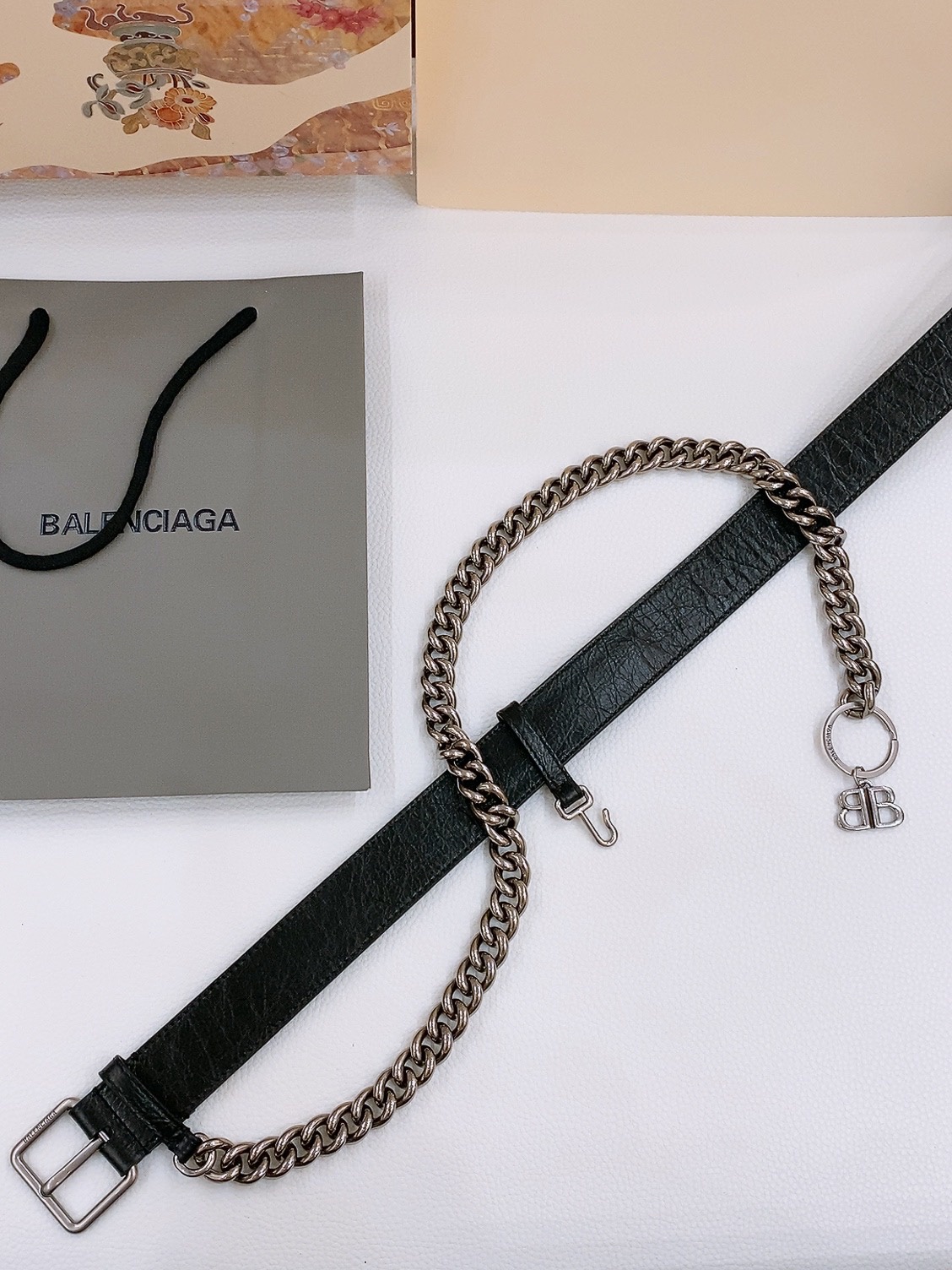 - Balenciaga
巴黎世家 宽度3.5cm 是法国的奢侈品牌，作为时尚界最具影响力品牌之一的地位